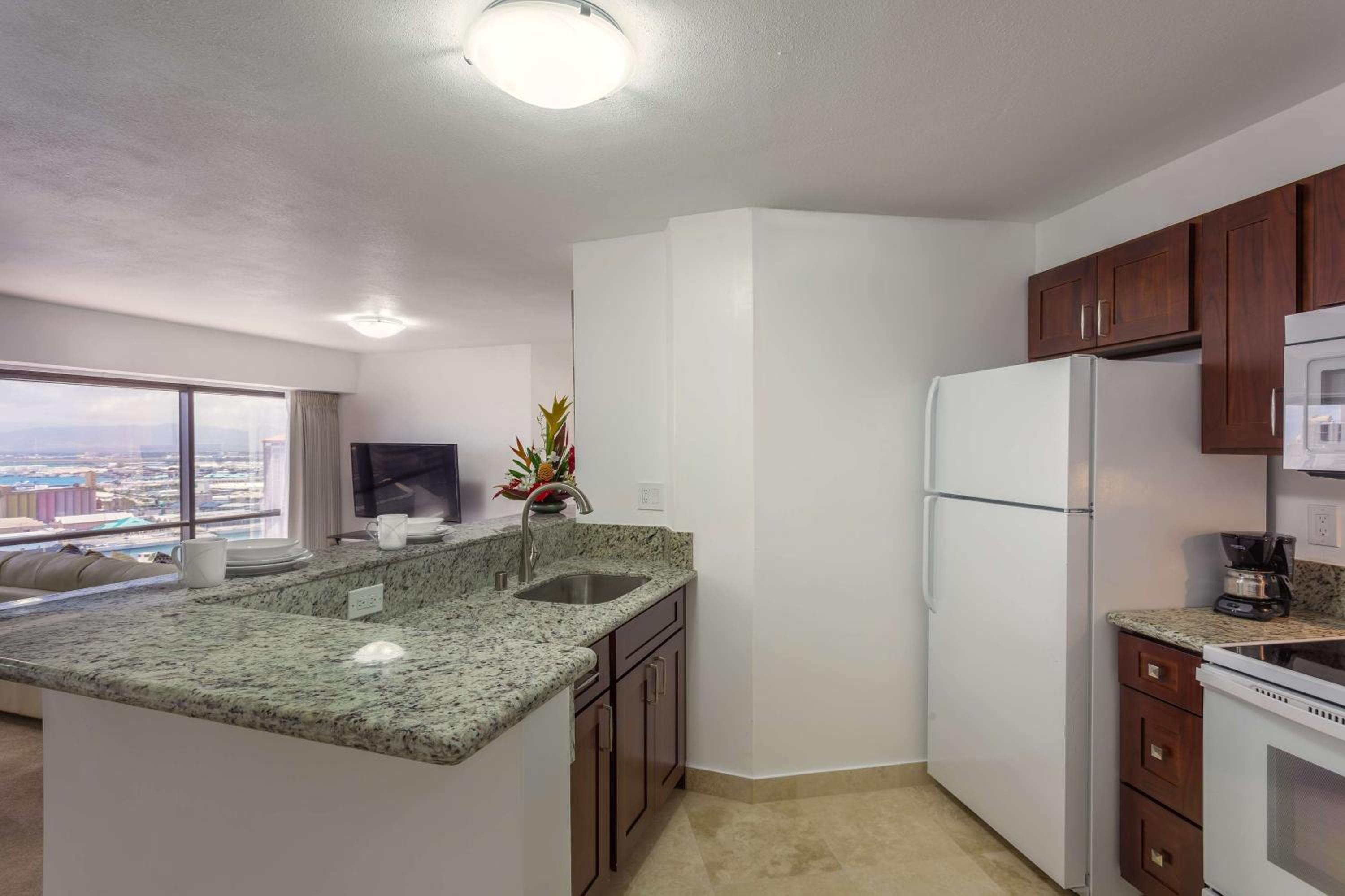 One-Bedroom Suite with Harbor/Ocean View - Photo 5