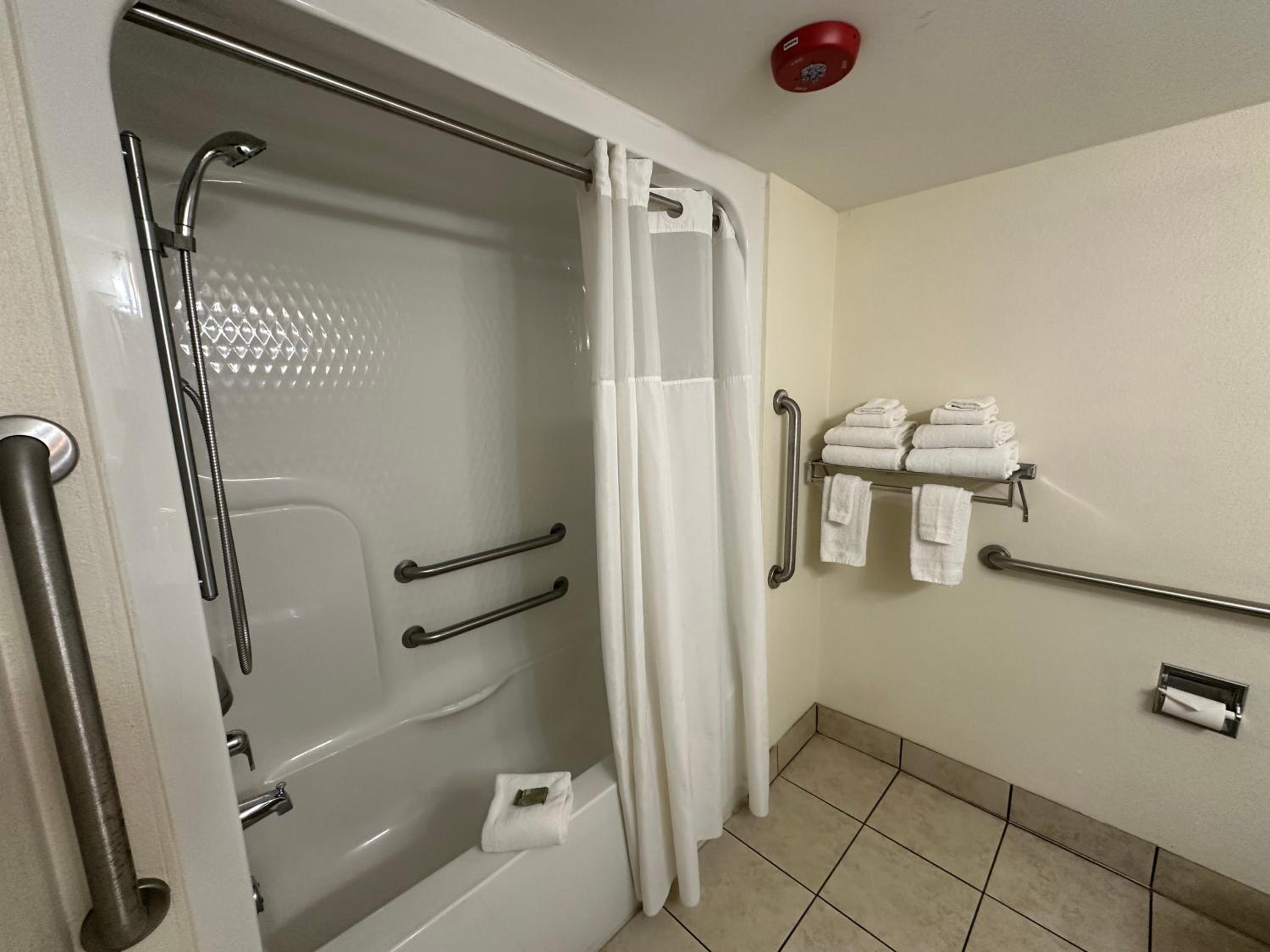 King Room with Mobility Access - Non Smoking - Photo 3