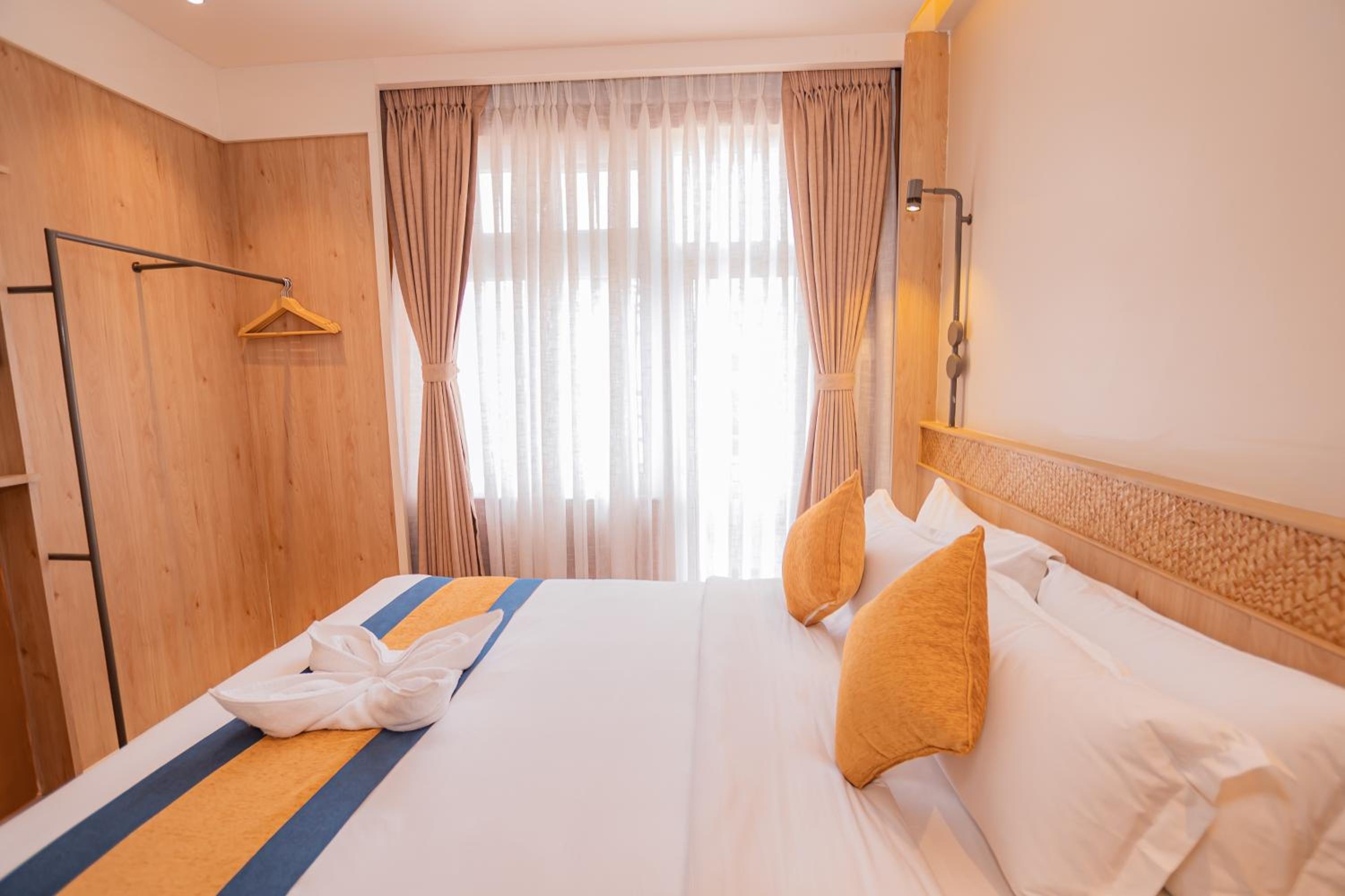 Deluxe Double Room - Photo 13