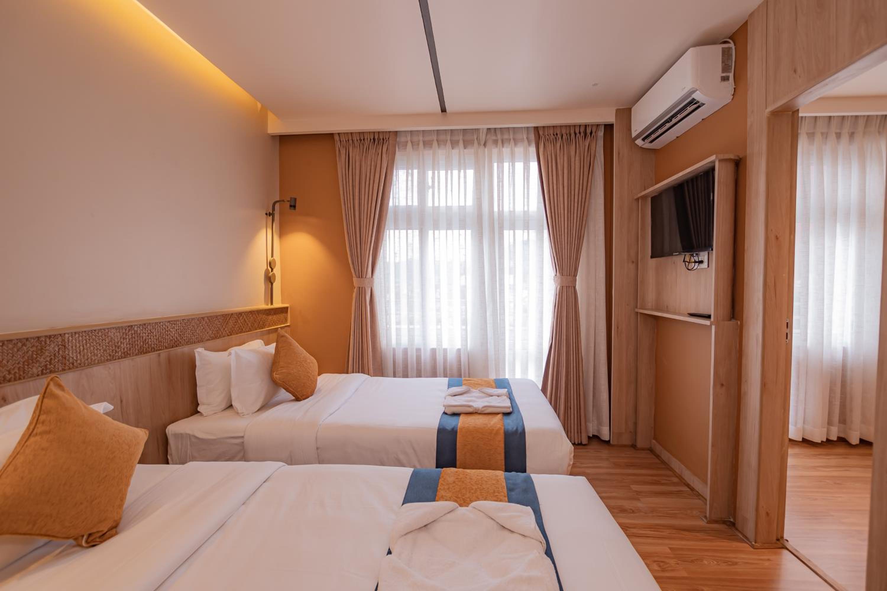 Deluxe Family Room - Photo 10