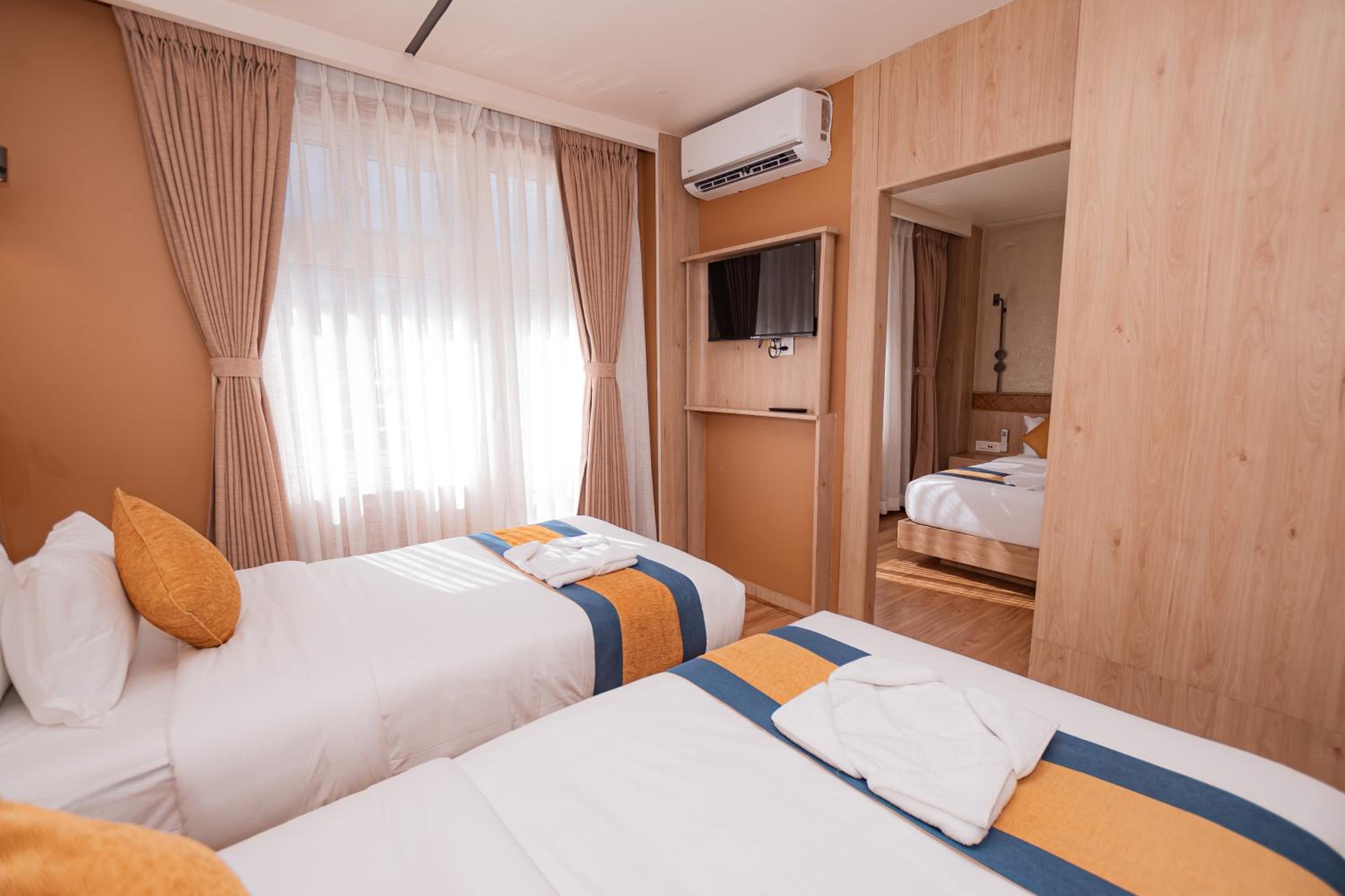 Deluxe Twin Room - Photo 9