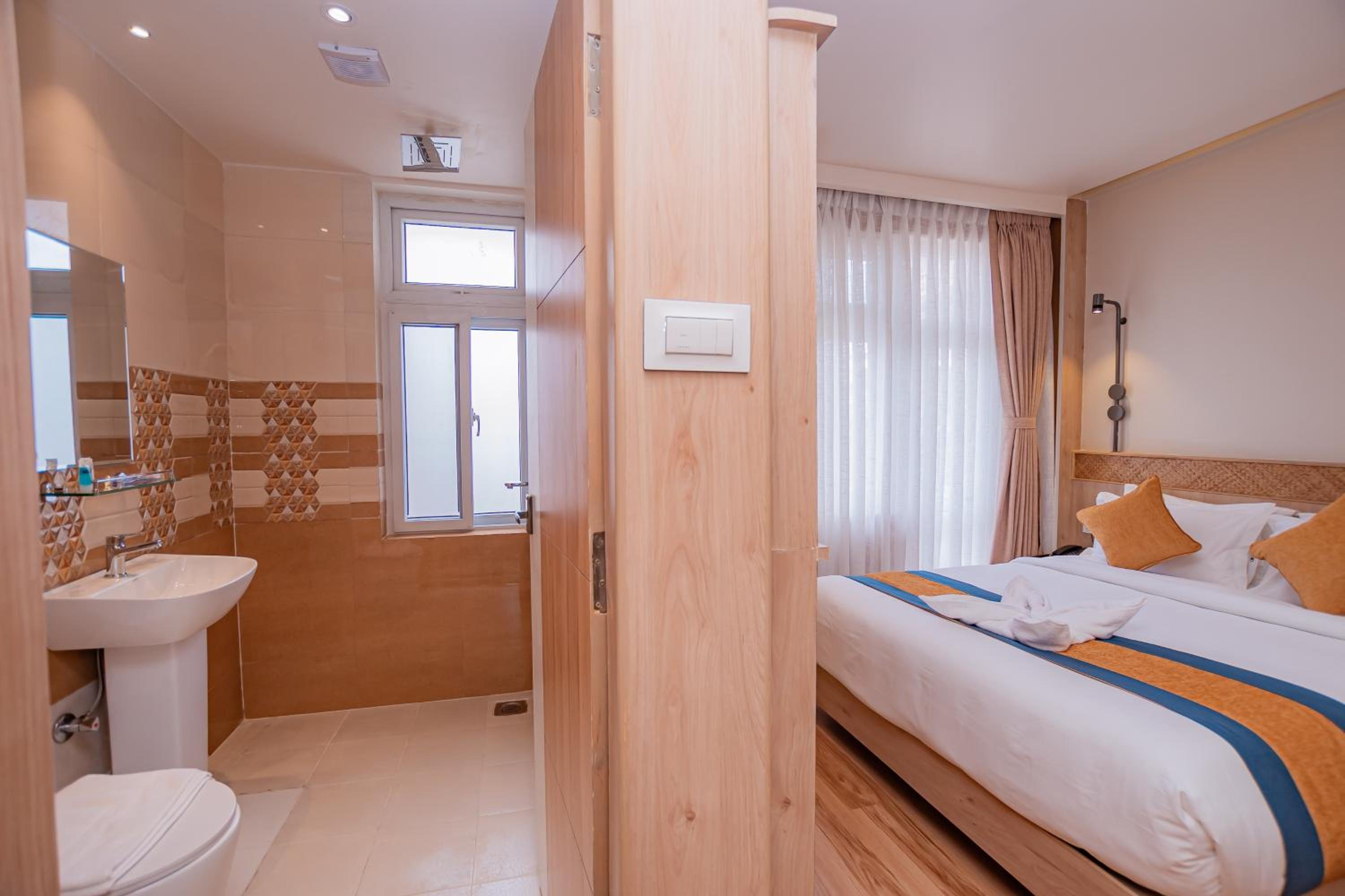 Deluxe Double Room - Photo 15