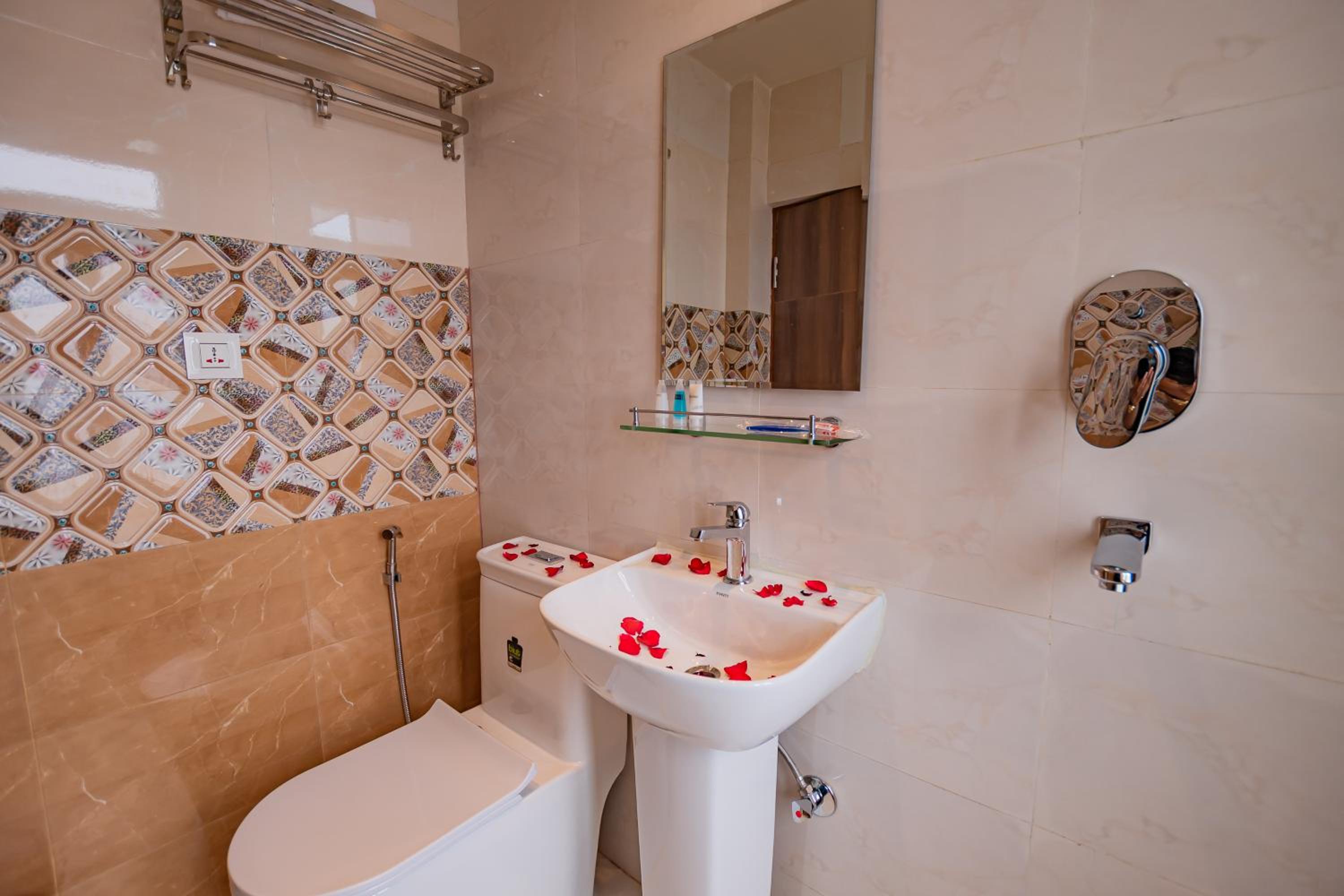 Deluxe Double Room - Photo 16