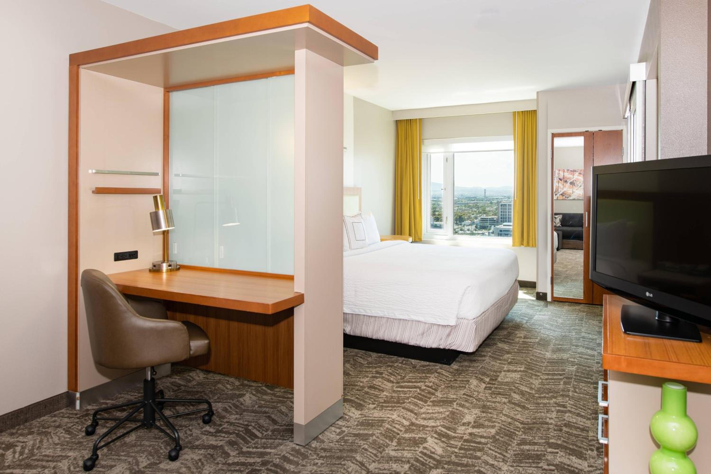 King Suite with Trundle Bed and Adapted Tub - Mobility Accessible - Photo 4