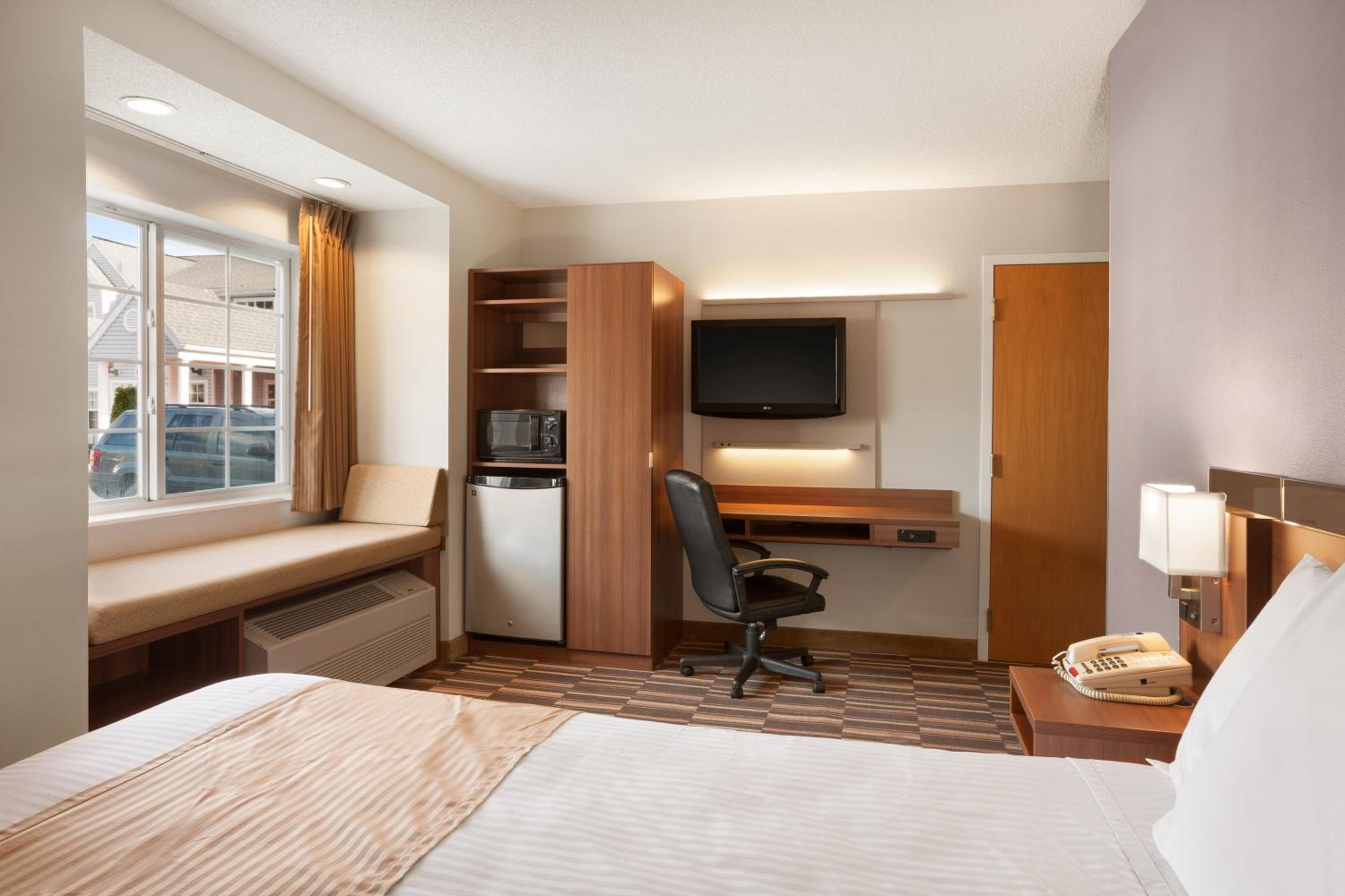Deluxe Queen Room - Non-Smoking - Photo 2