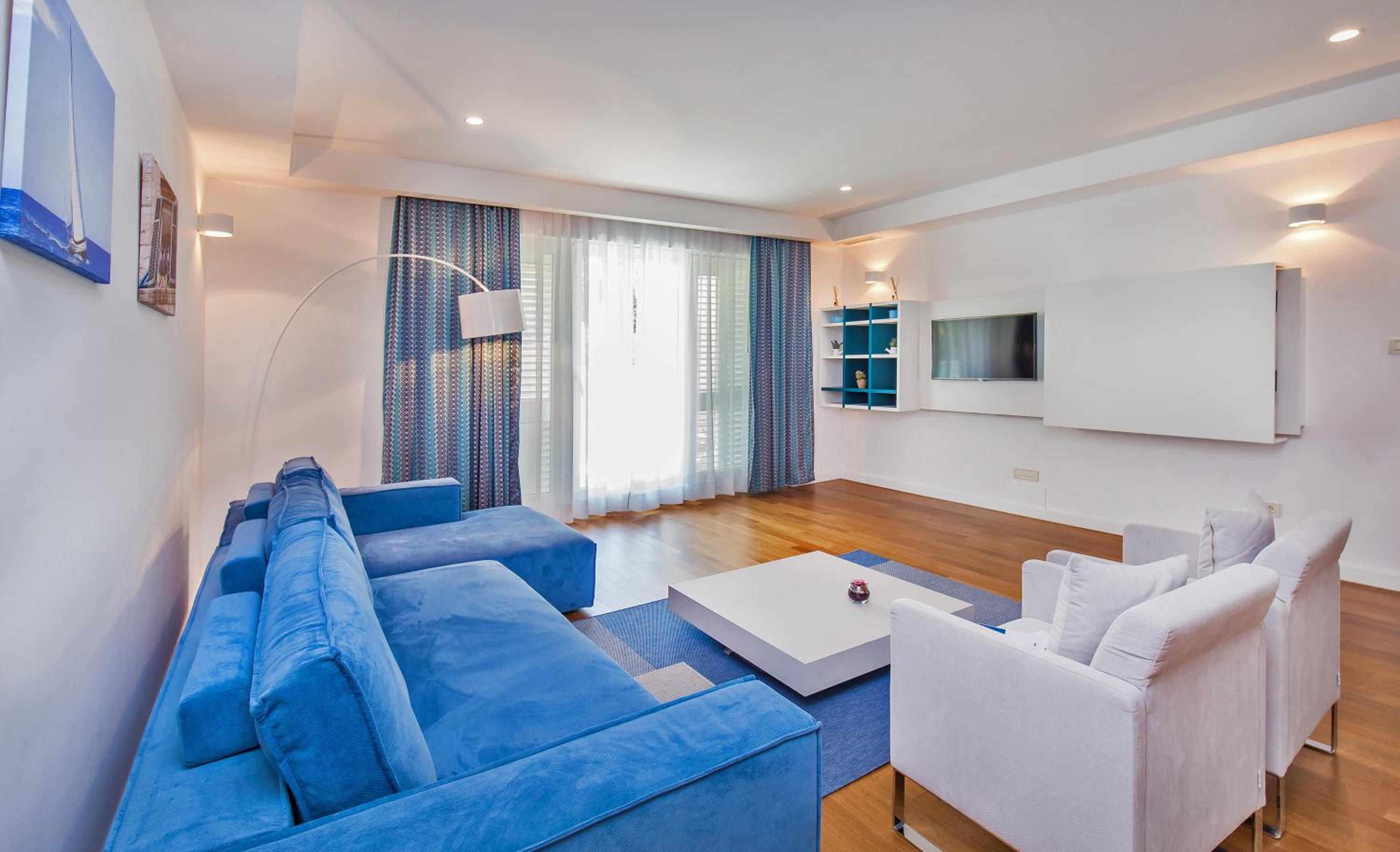 Deluxe Three-Bedroom Apartment with Terrace and Garden View photo 3