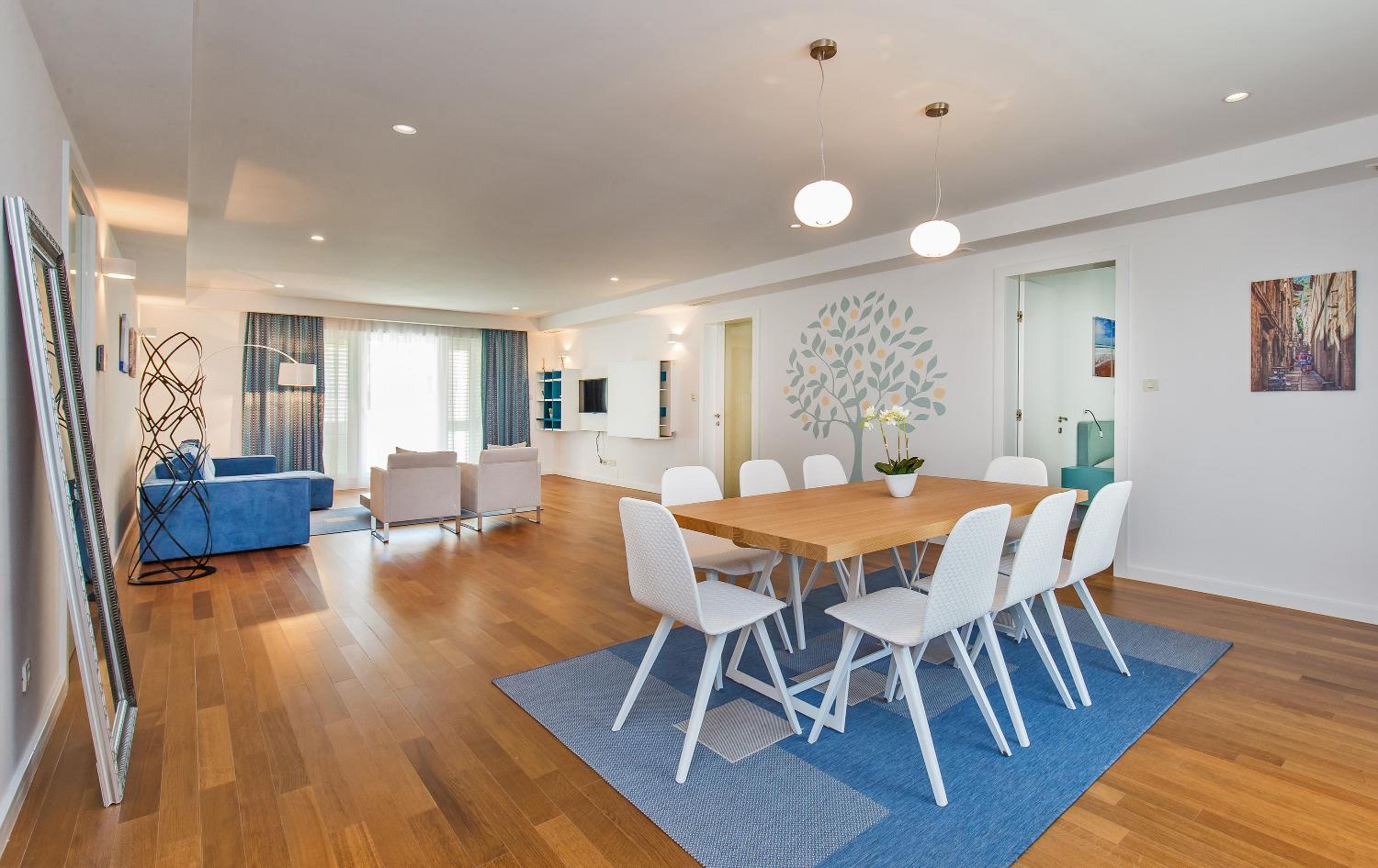 Deluxe Three-Bedroom Apartment with Terrace and Garden View photo 3