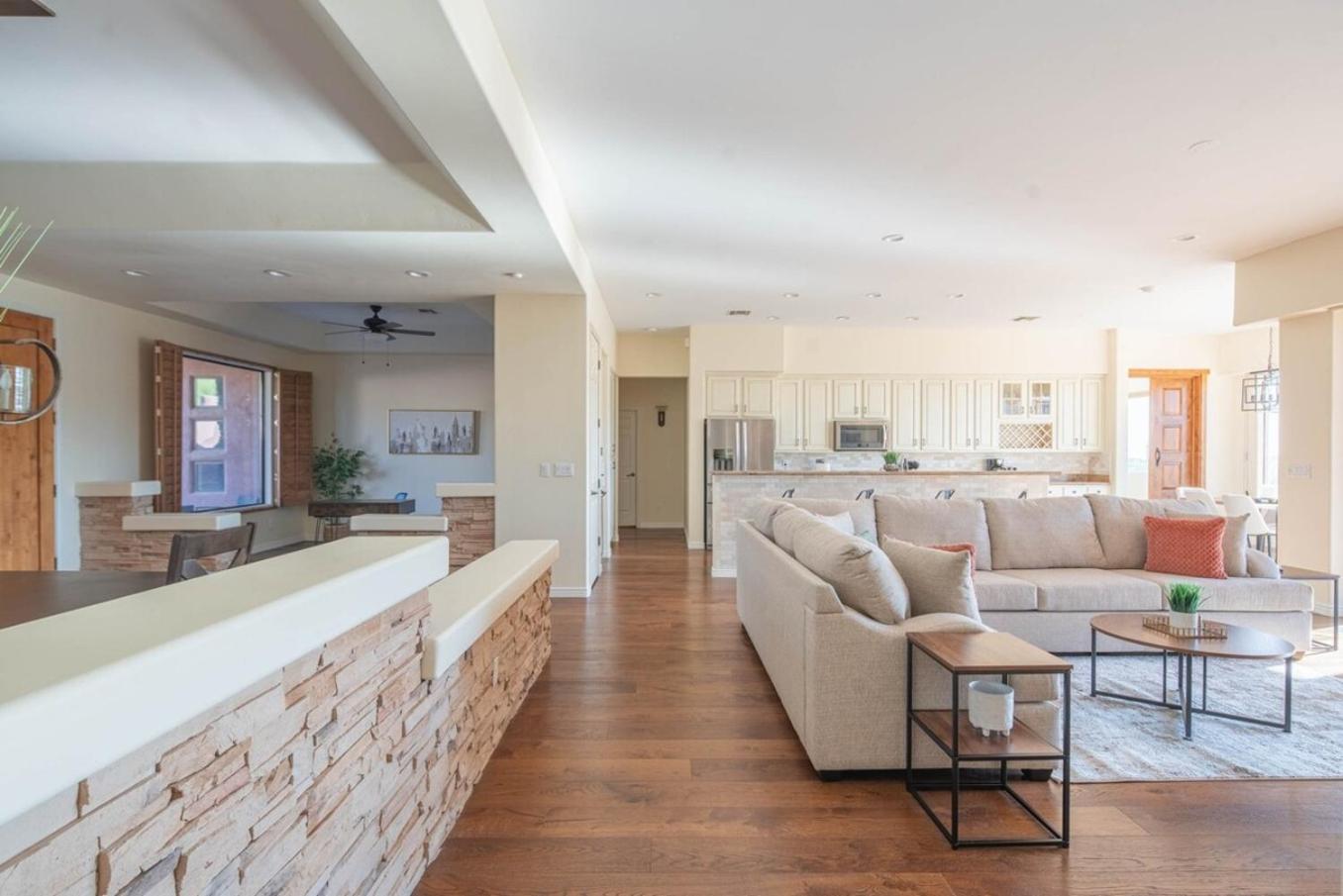 Five-Bedroom House photo 2