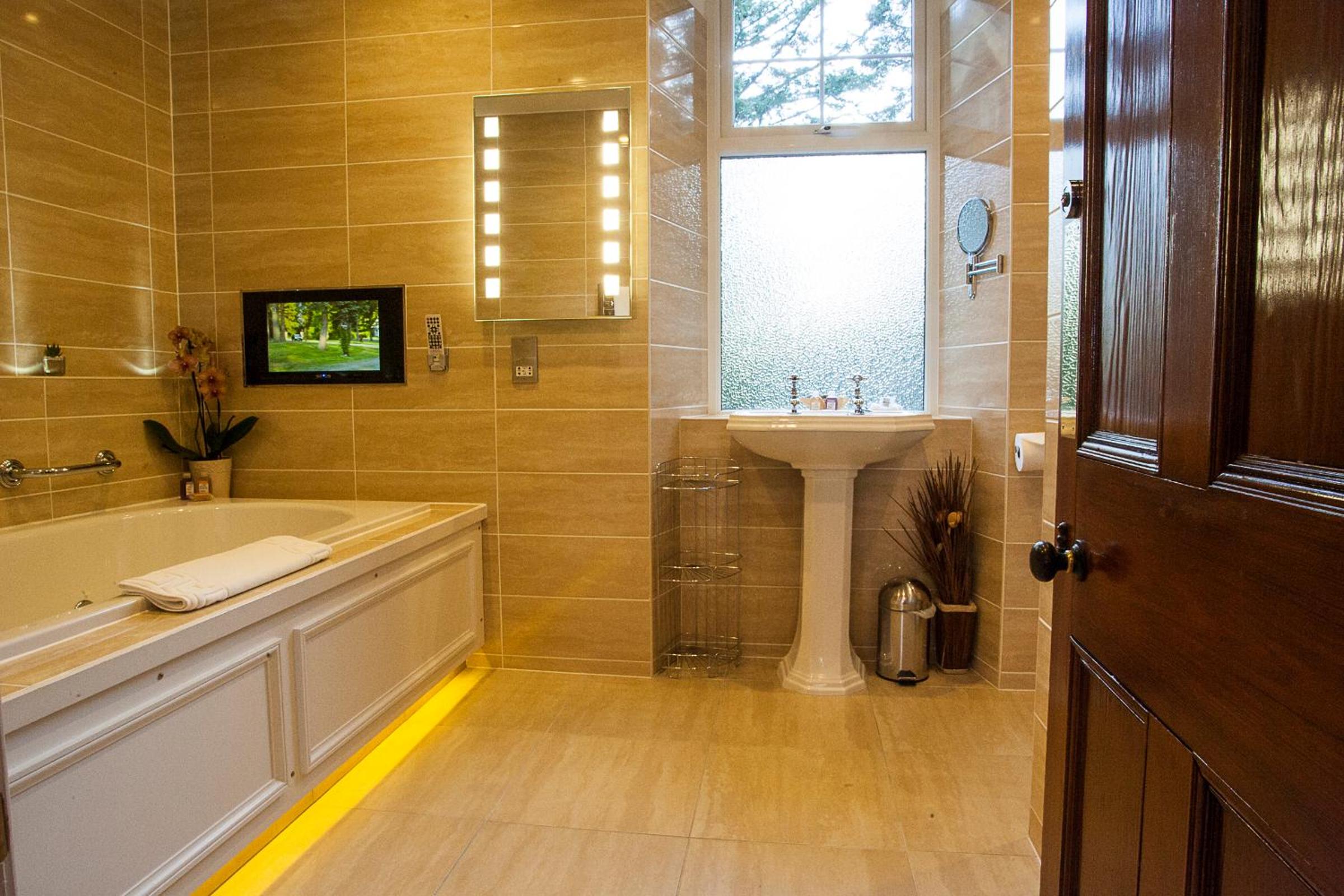 Superior Double King Bed - Jacuzzi Bath  photo 2