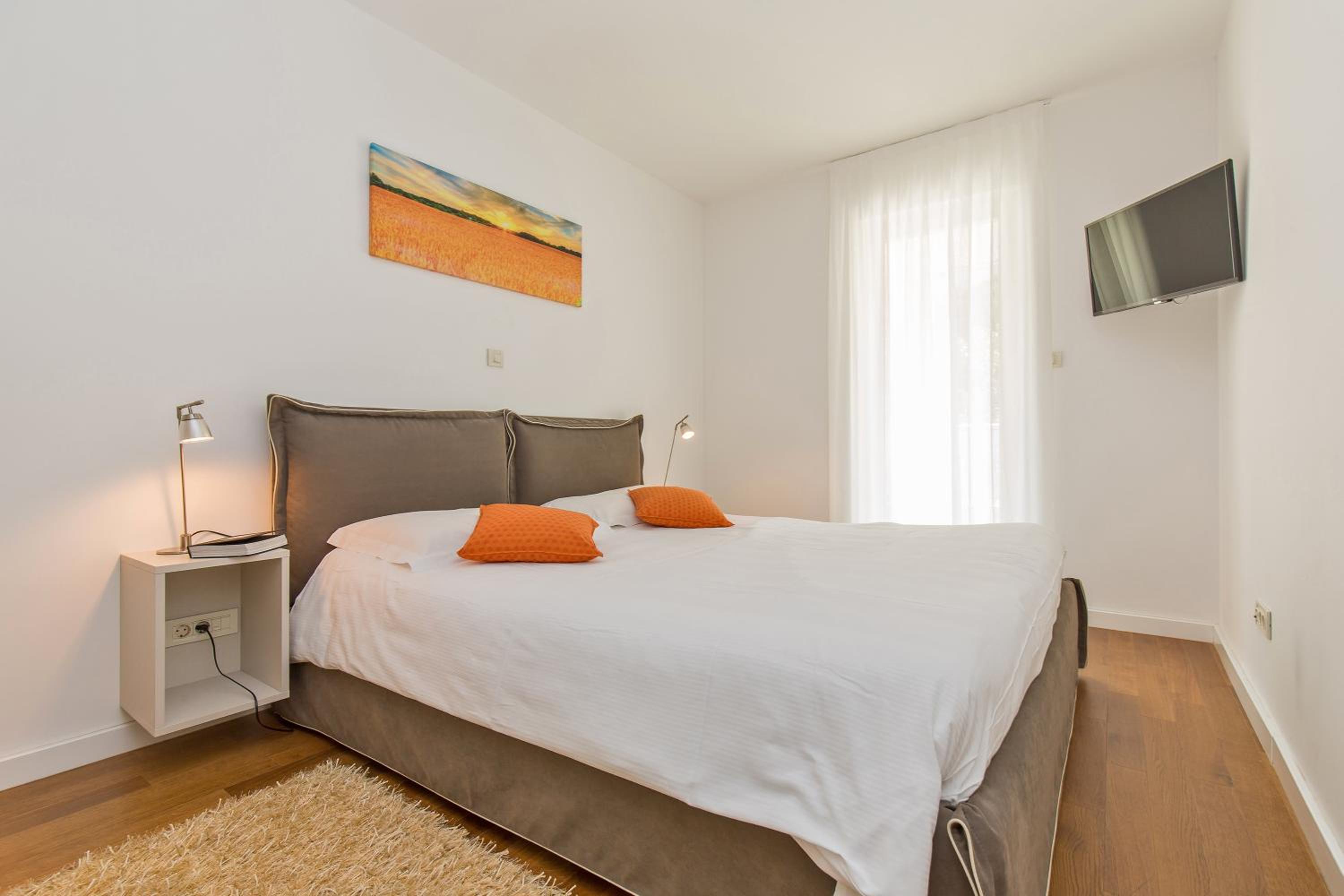 Deluxe Two-Bedroom Apartment with Terrace and PArtial Sea View photo 2