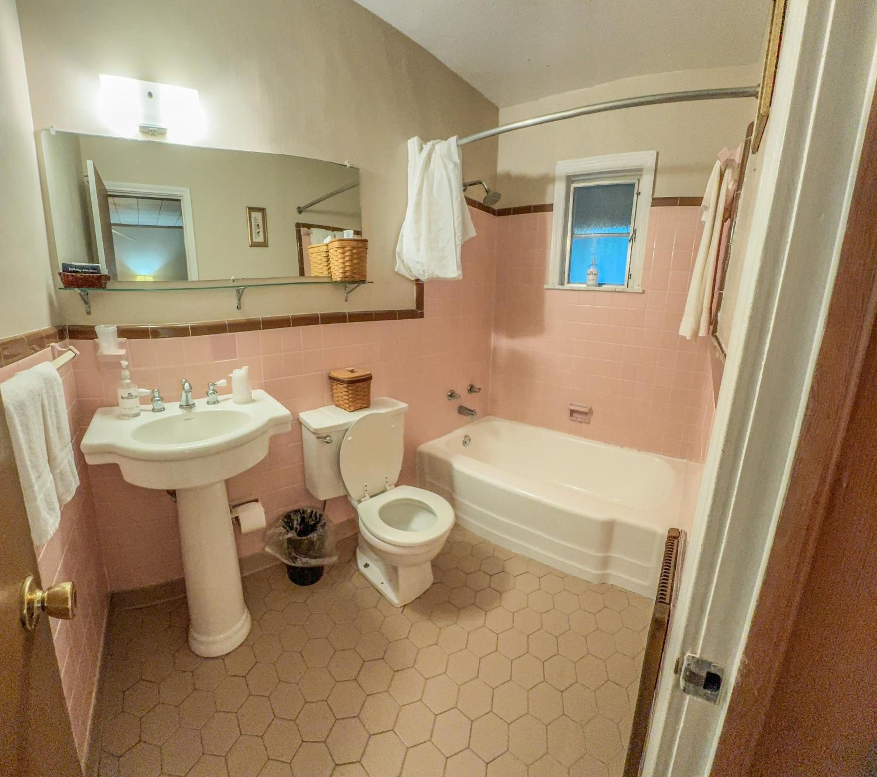 Deluxe Double Room with Balcony - Photo 4