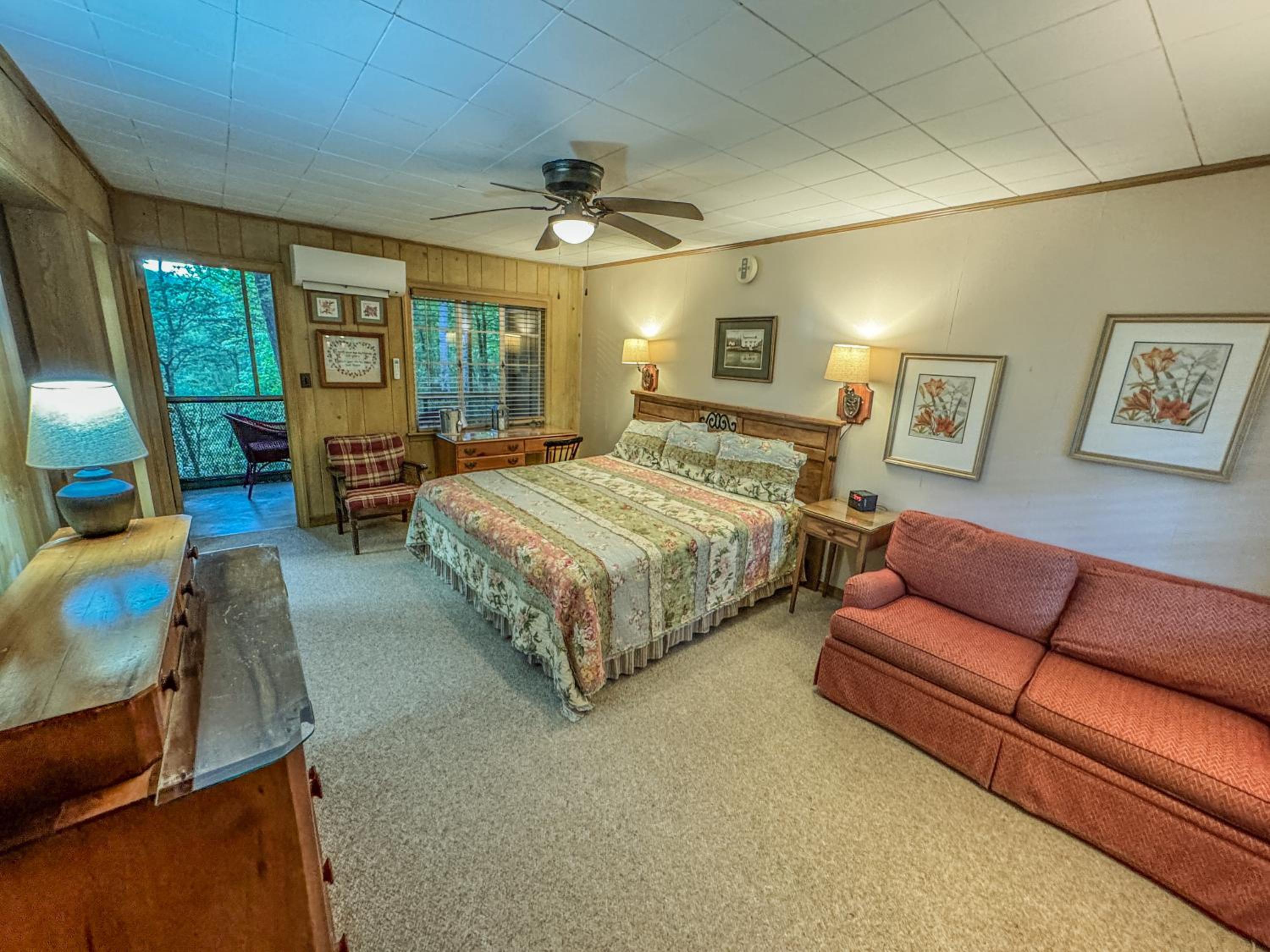 King Room with Balcony - Photo 2