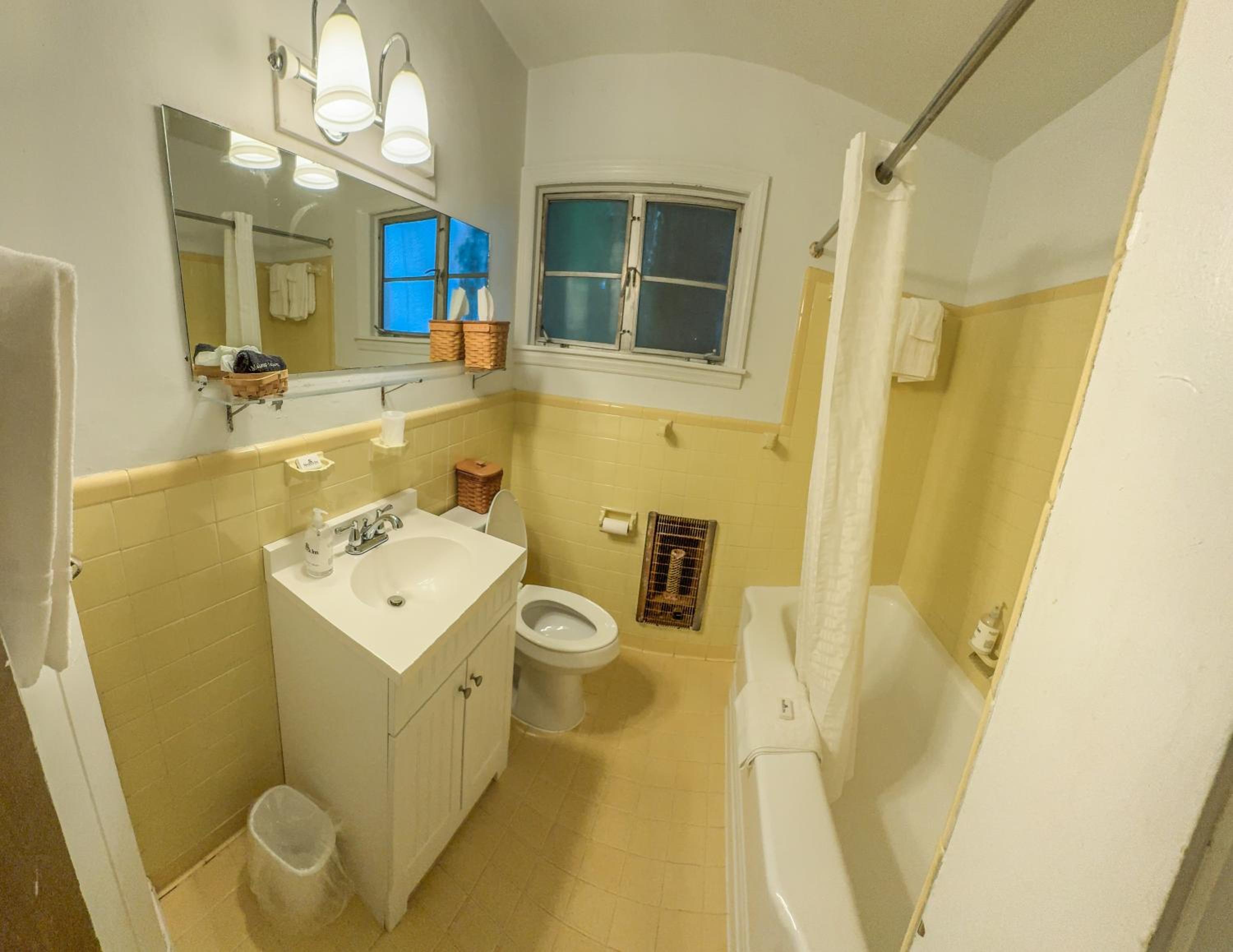 King Room with Balcony - Photo 5