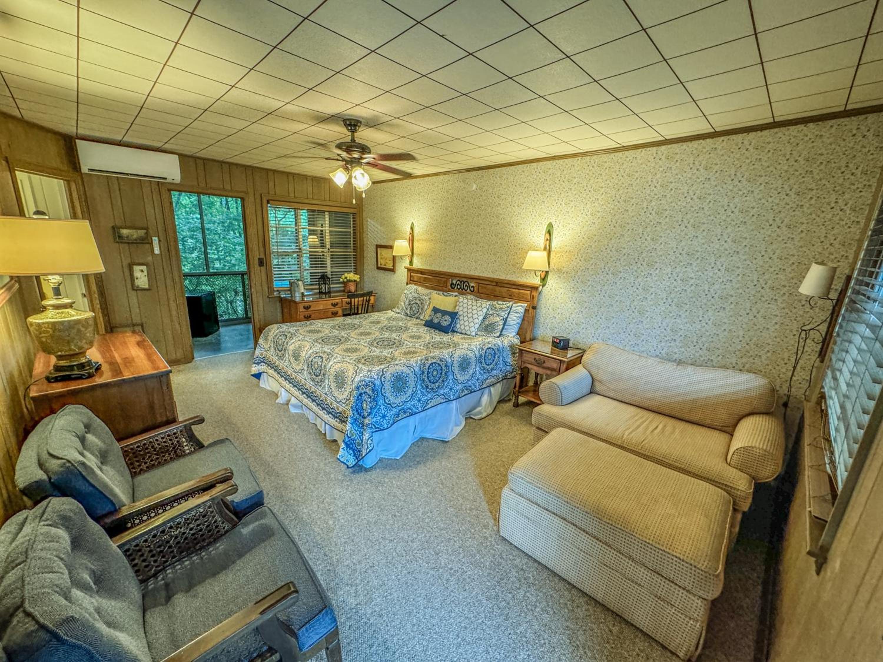 King Room with Balcony - Photo 1