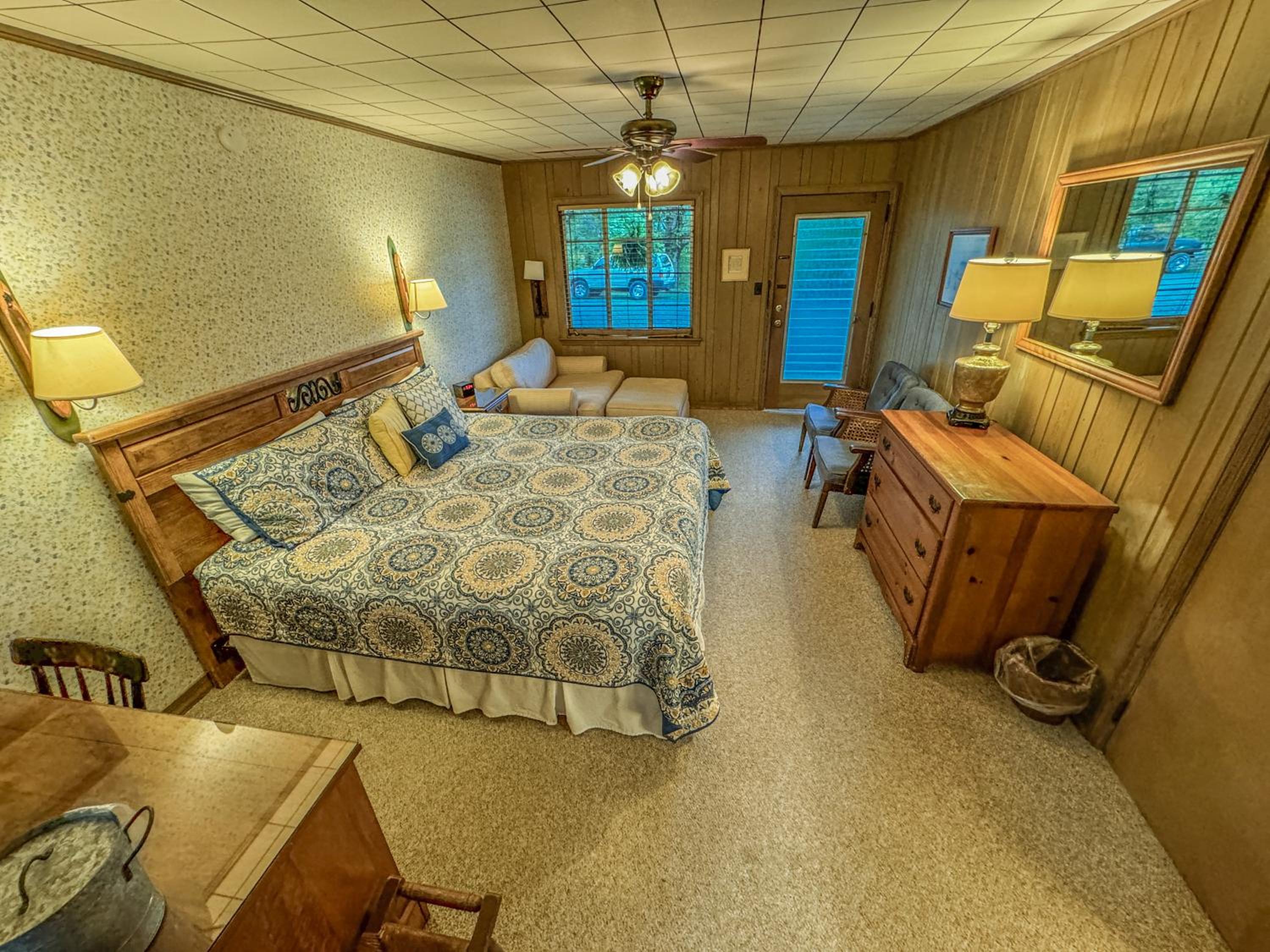 King Room with Balcony - Photo 4