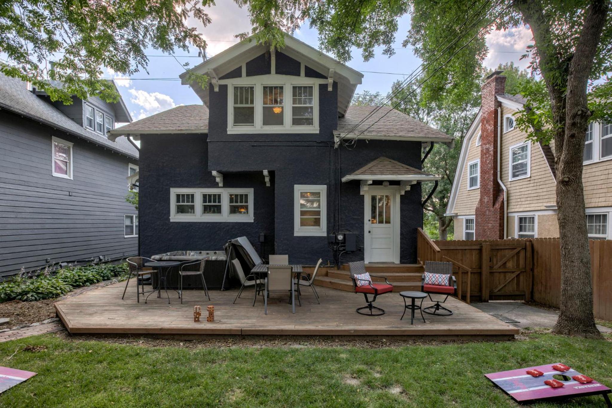 Five-Bedroom House photo 2