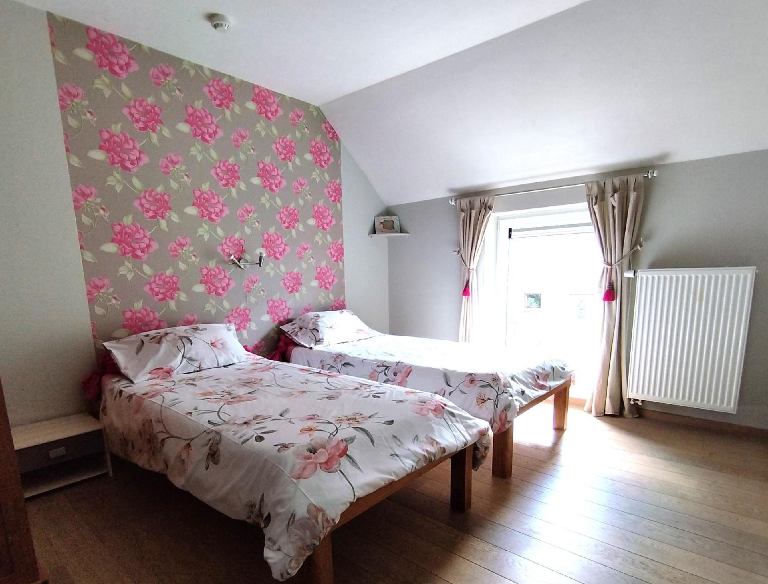 Five-Bedroom House photo 1