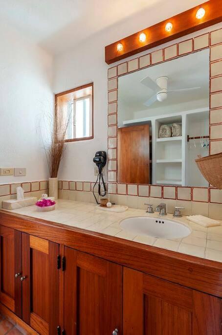 Five-Bedroom House photo 3