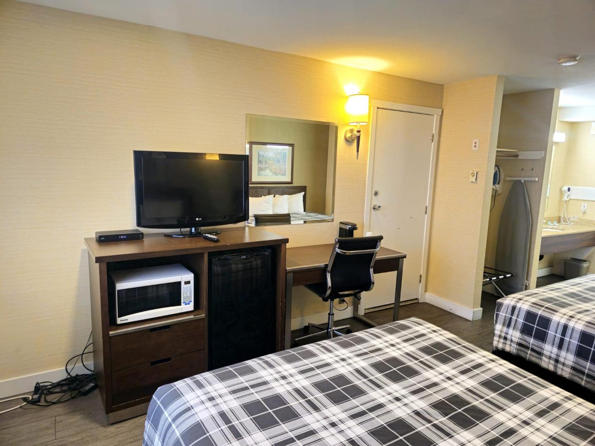 Standard Queen Room with Two Queen Beds - Non-Smoking - Photo 1