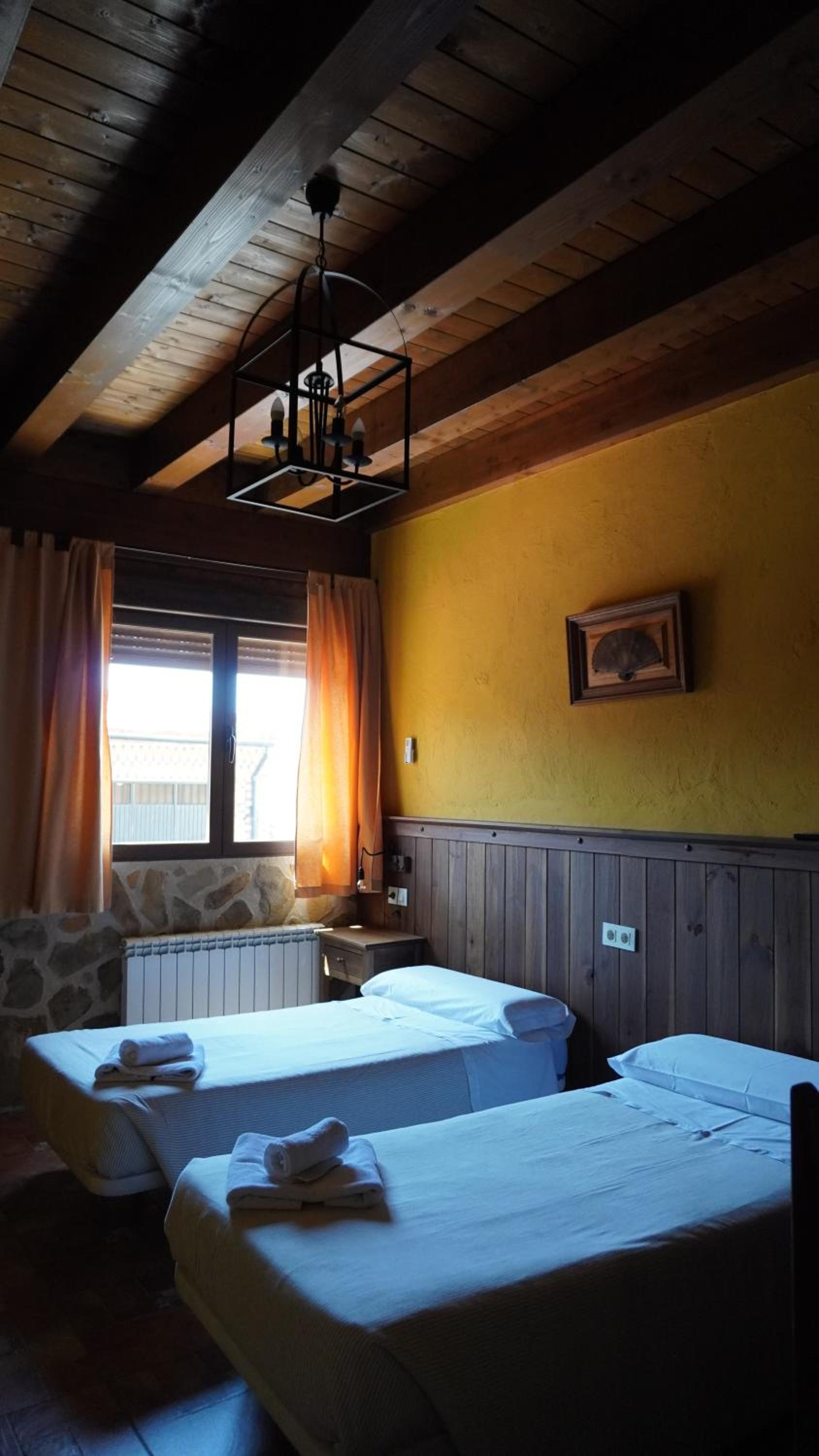 Twin Room with Private Bathroom photo 2