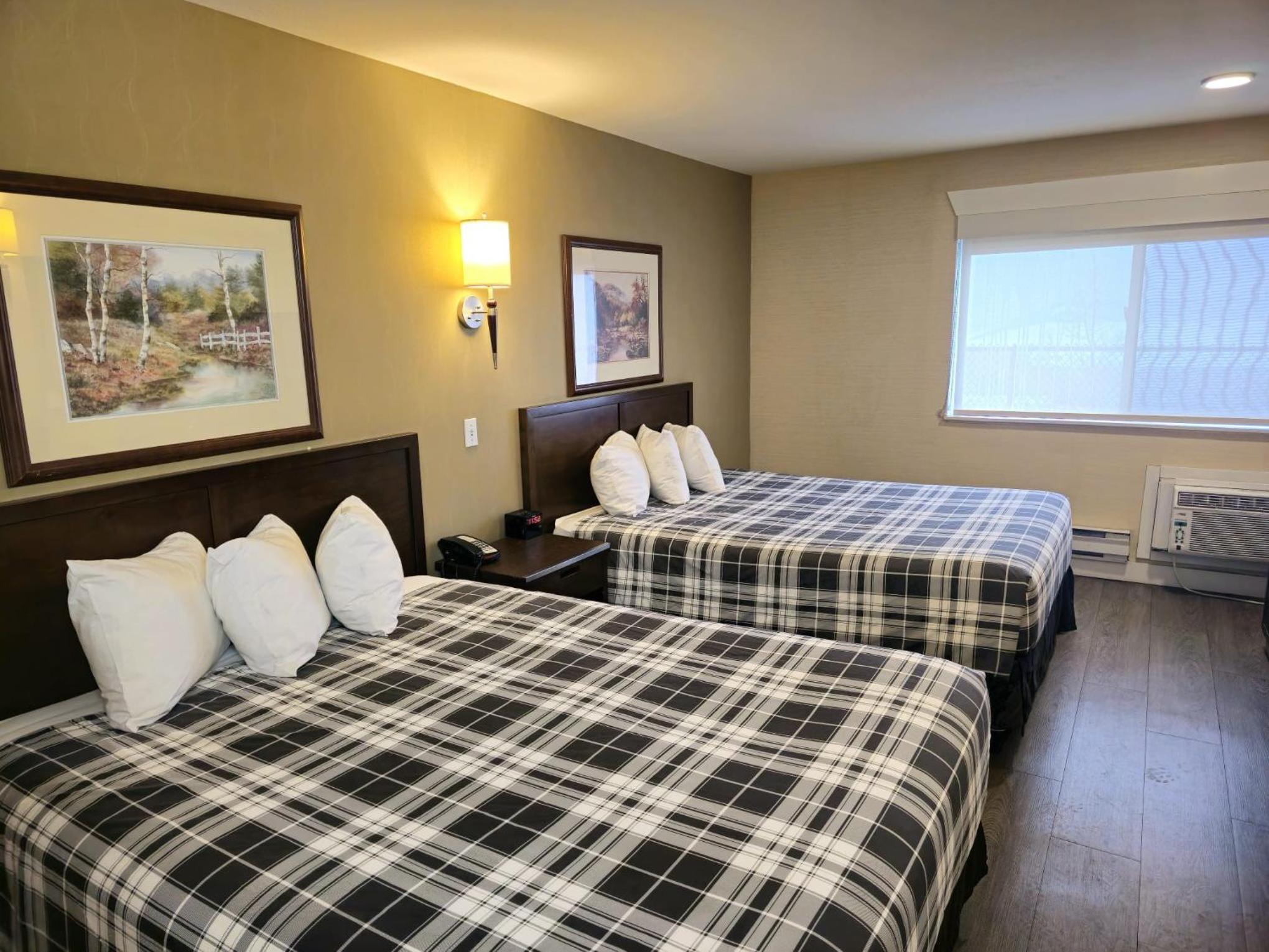 Standard Queen Room with Two Queen Beds - Non-Smoking - Photo 3