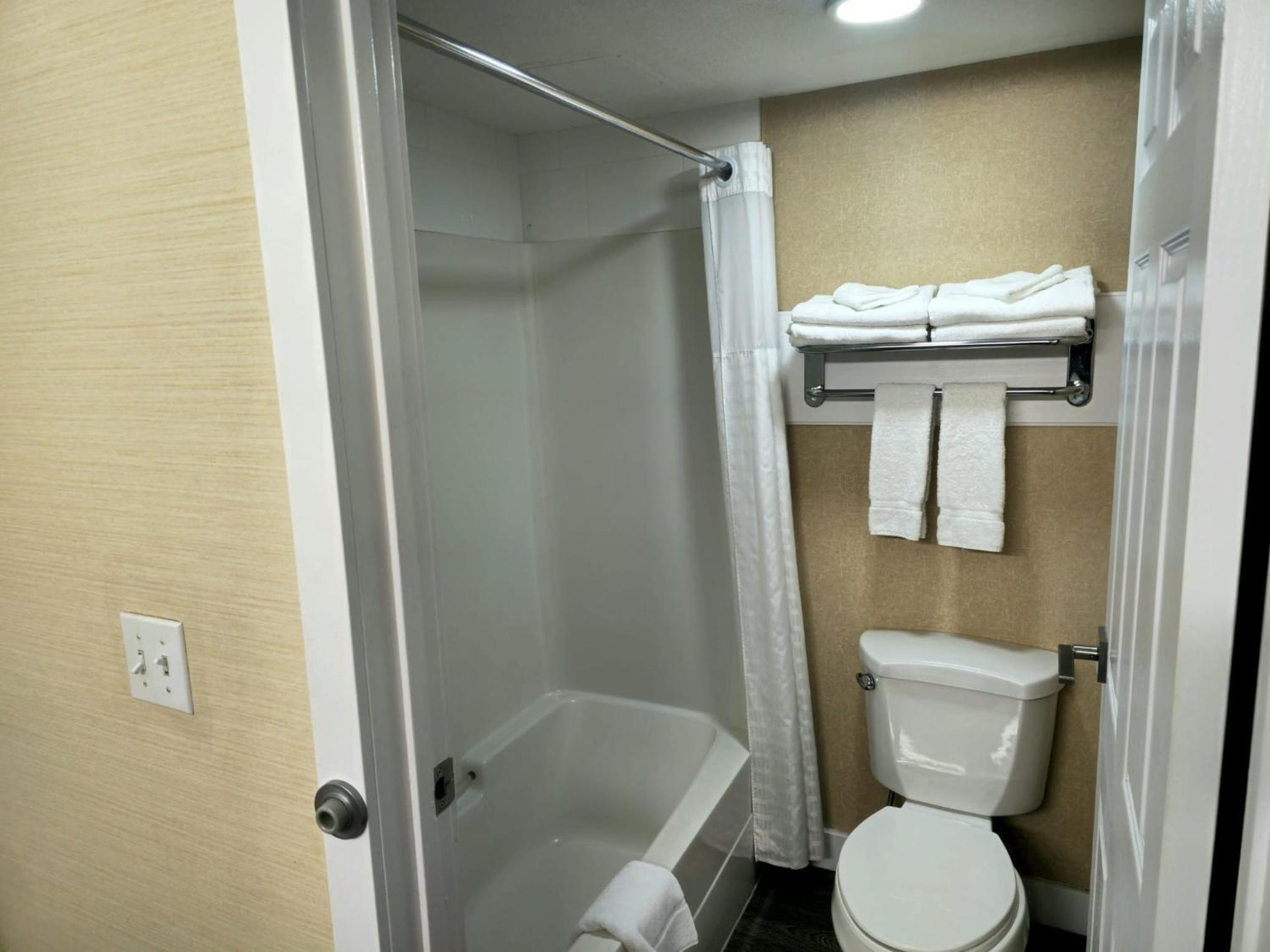Standard Queen Room with Two Queen Beds - Non-Smoking - Photo 4
