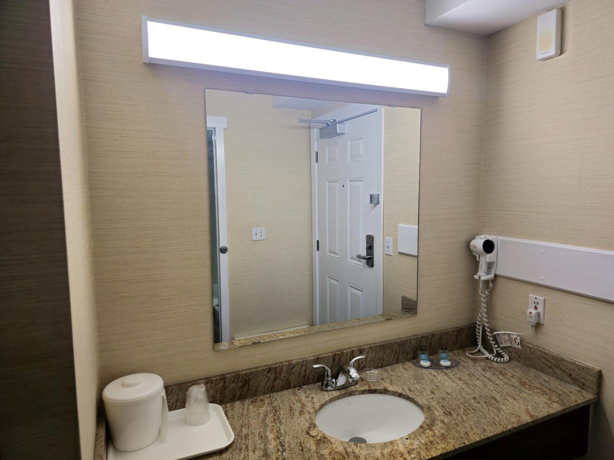 Queen Room with Two Queen Beds - Non Smoking/PET-FRIENDLY - Photo 3