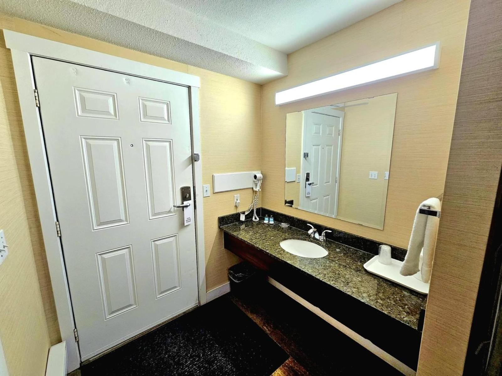 Queen Room with Two Queen Beds - Non Smoking/PET-FRIENDLY - Photo 4