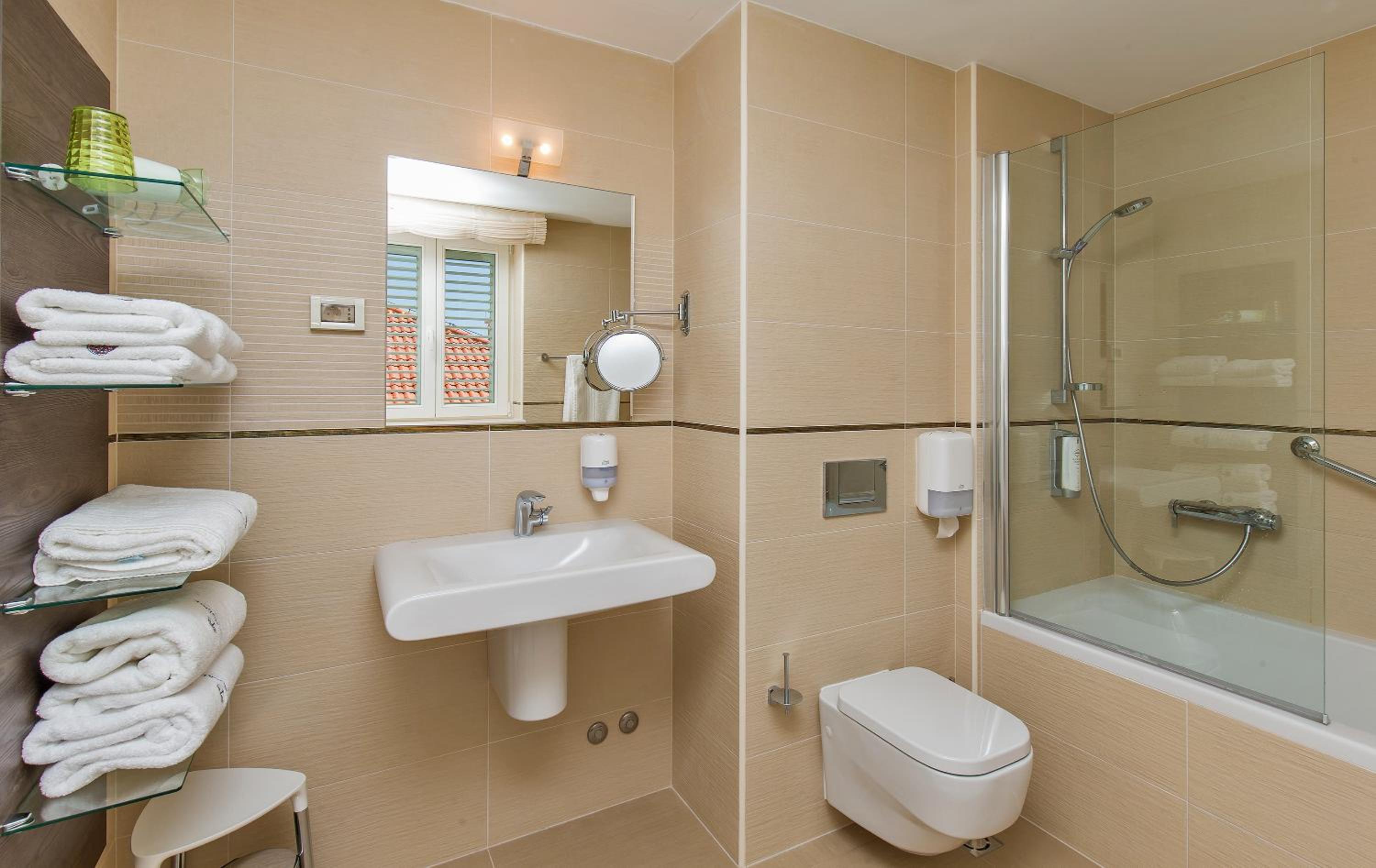 Deluxe Two-Bedroom Apartment with Terrace photo 3