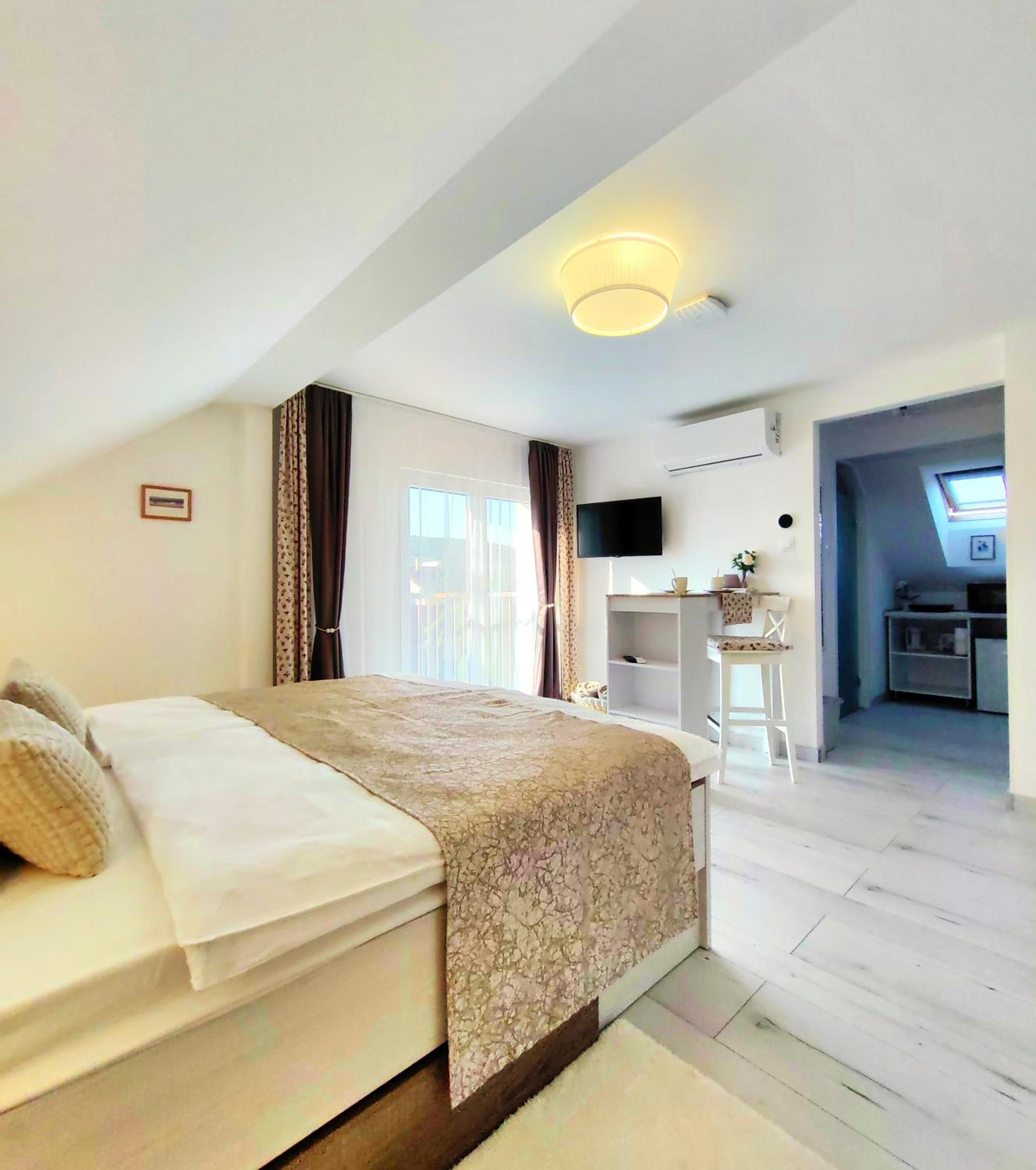 One-Bedroom Apartment with City View photo 3