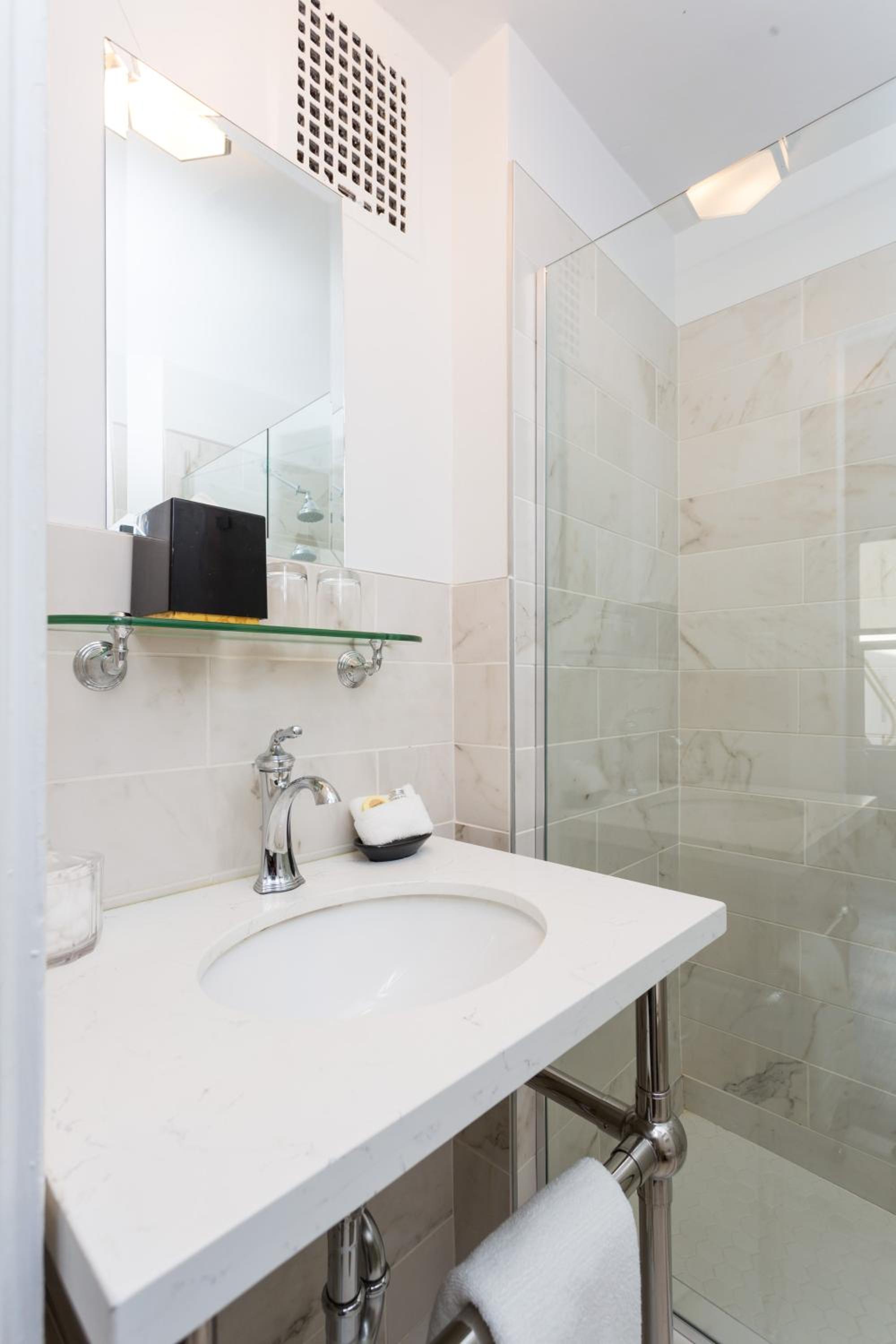 Twin Room - Non-Smoking - Photo 6