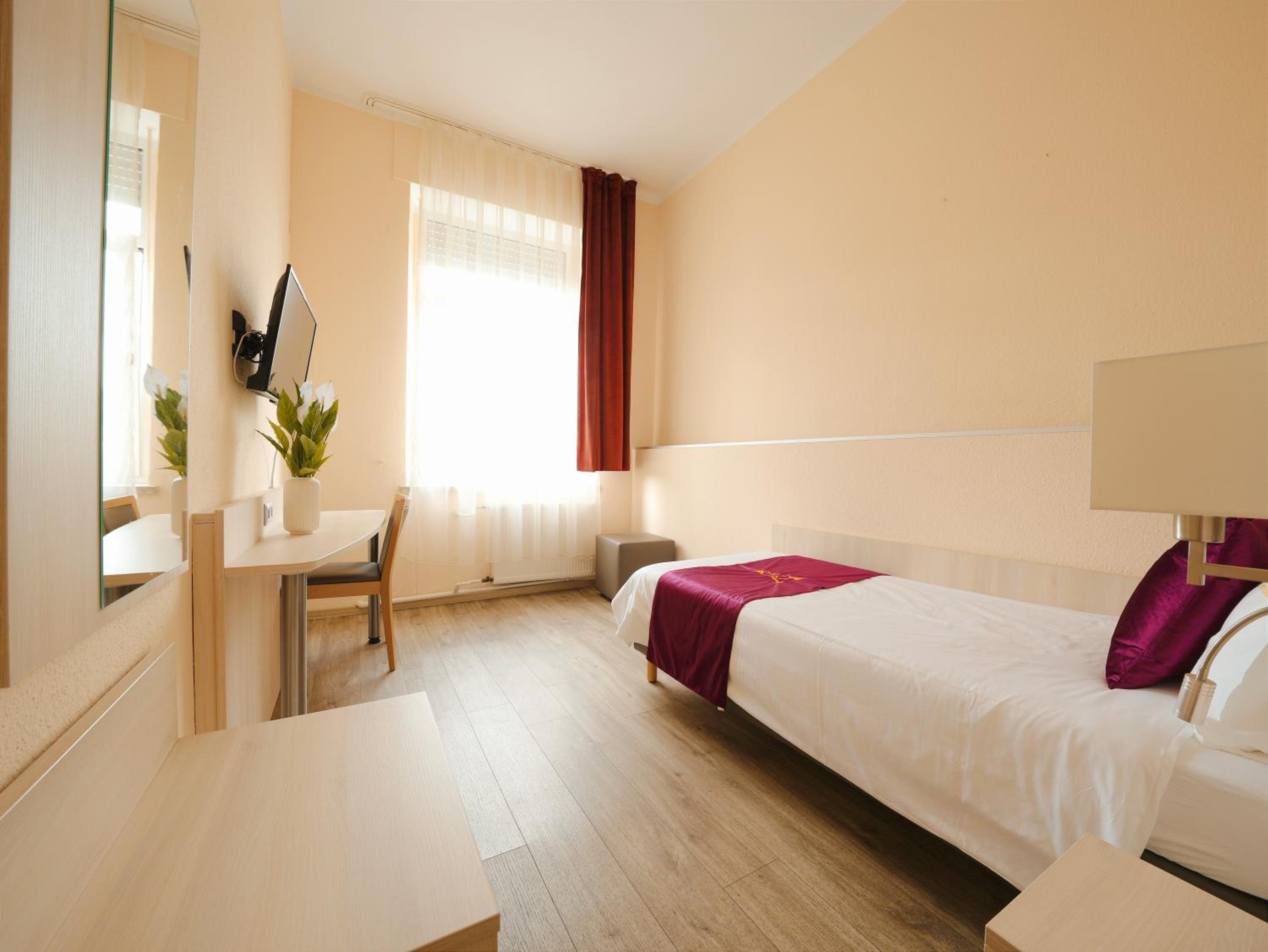 Single Room with Bathroom photo 1