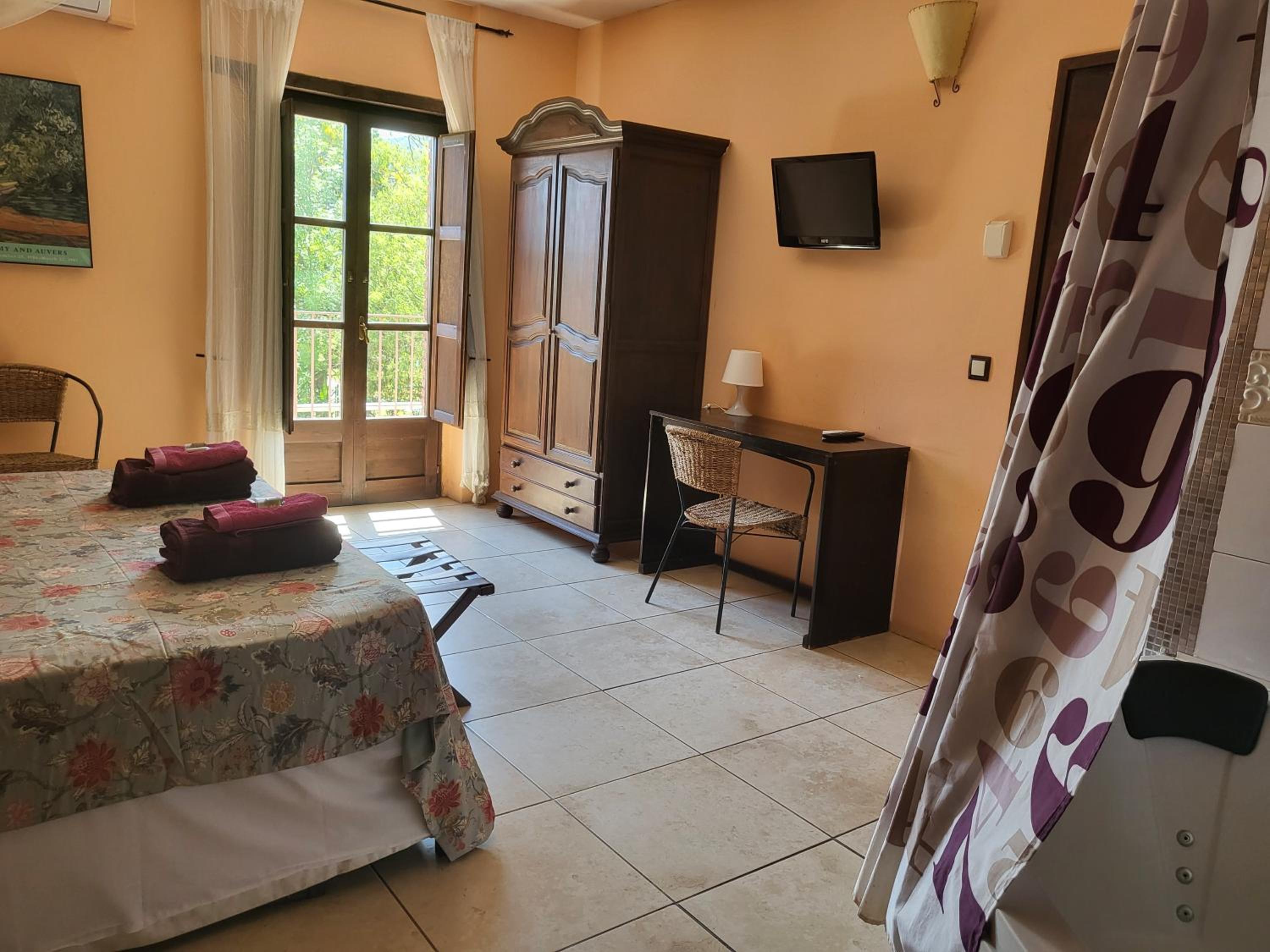 Deluxe Suite with Spa Bath photo 2