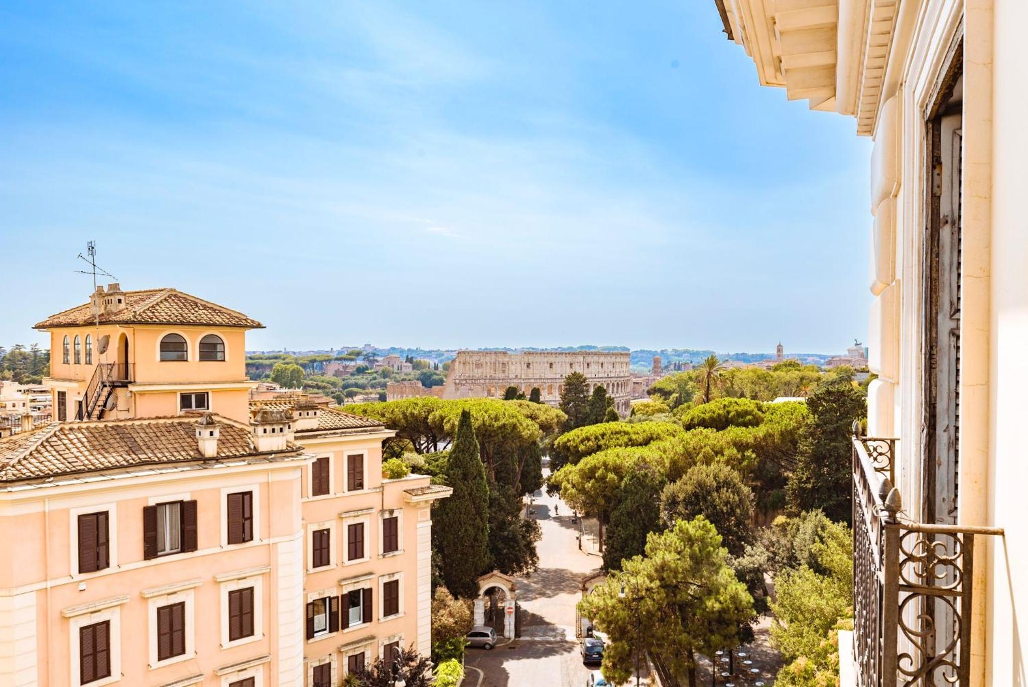 Deluxe Room with Colosseum View photo 2