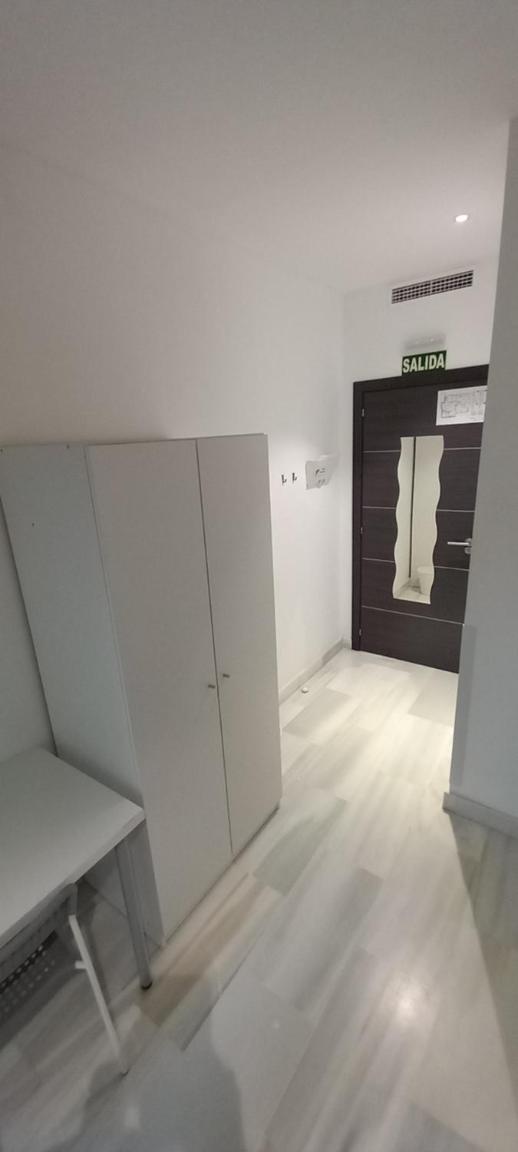 Single Room with Shared Bathroom