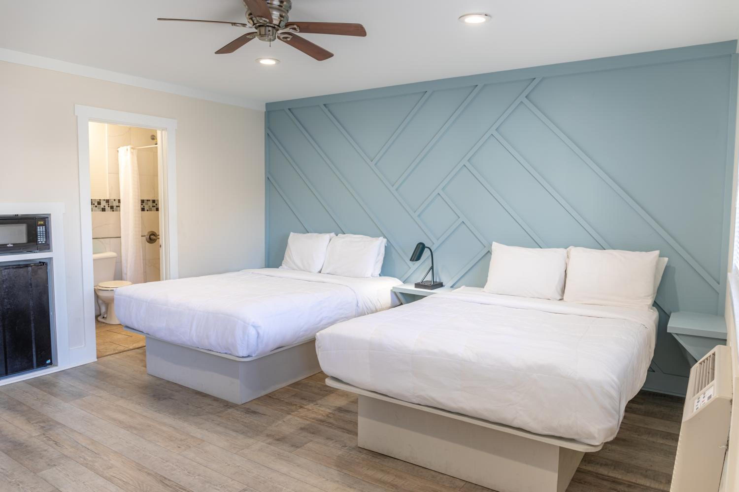 Queen Room with Two Queen Beds photo 2