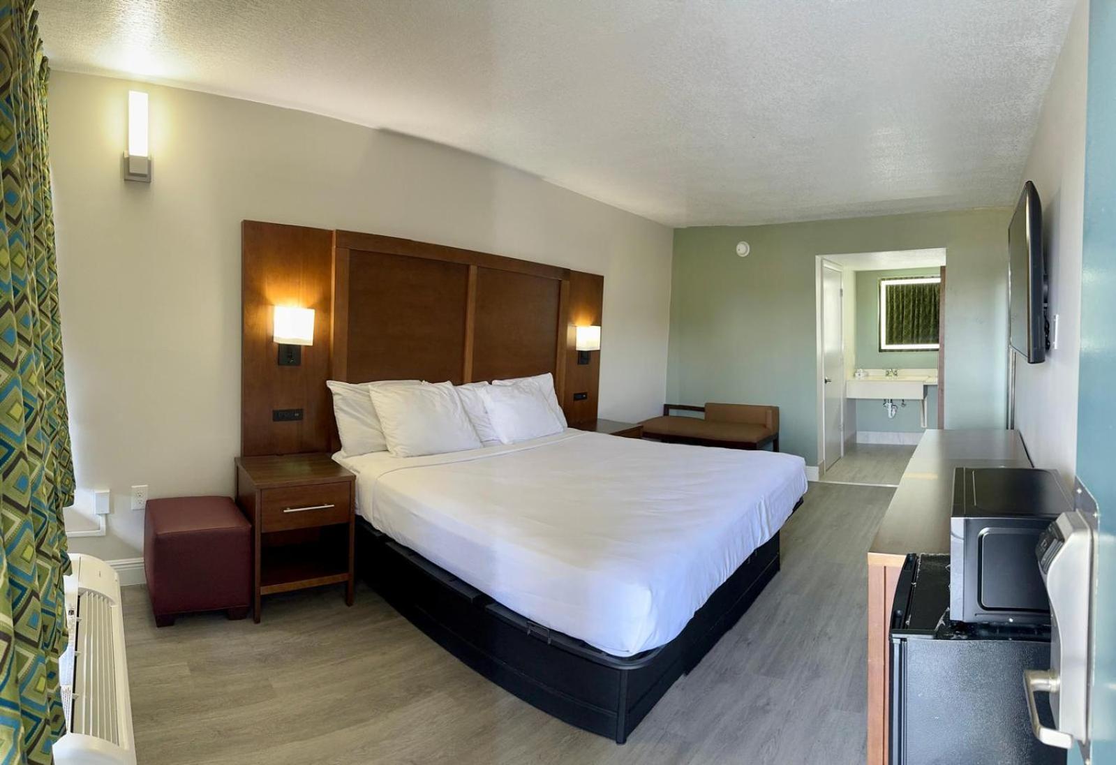 King Suite with Living Room - Non Smoking - Photo 1
