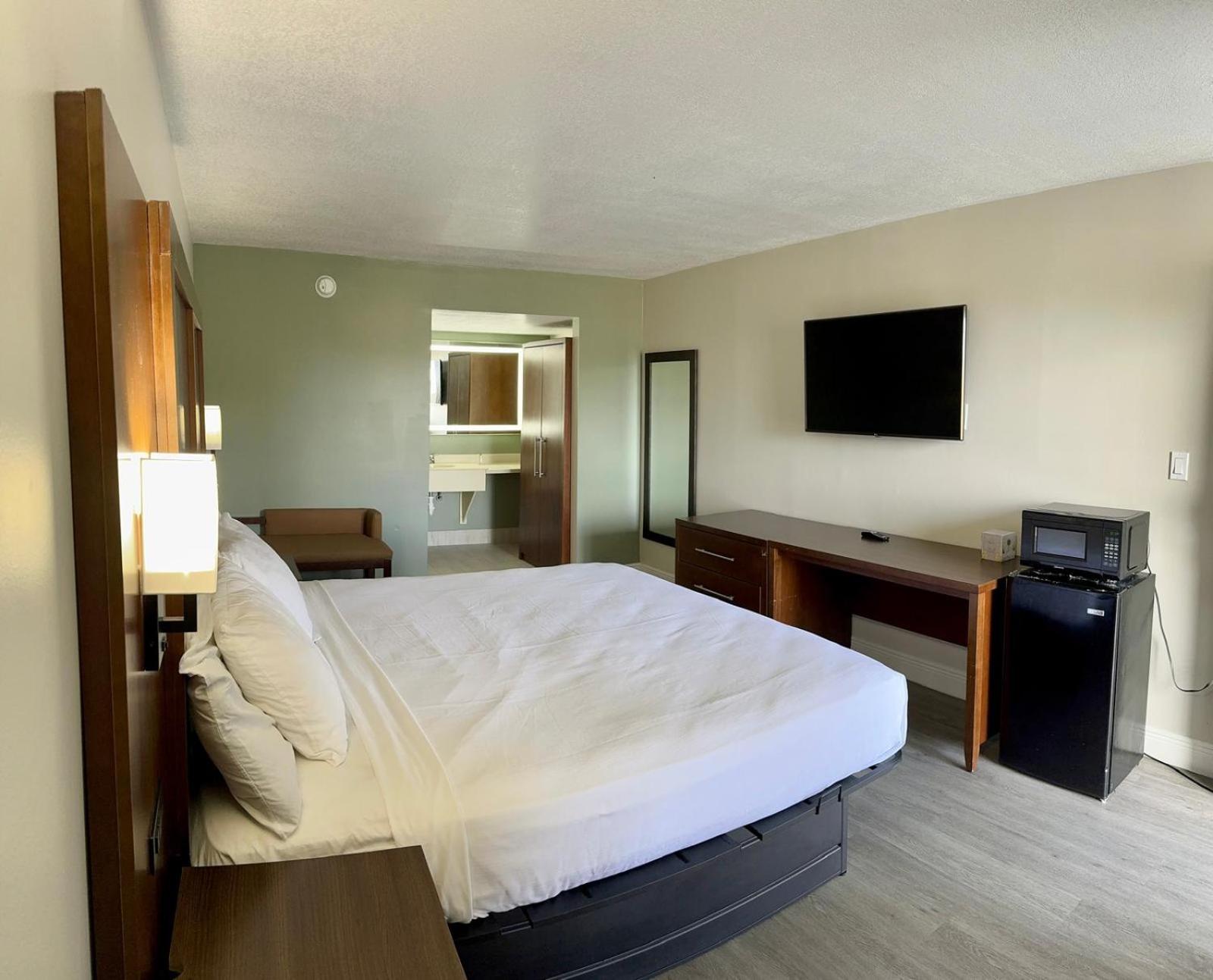 King Suite with Living Room - Non Smoking - Photo 3