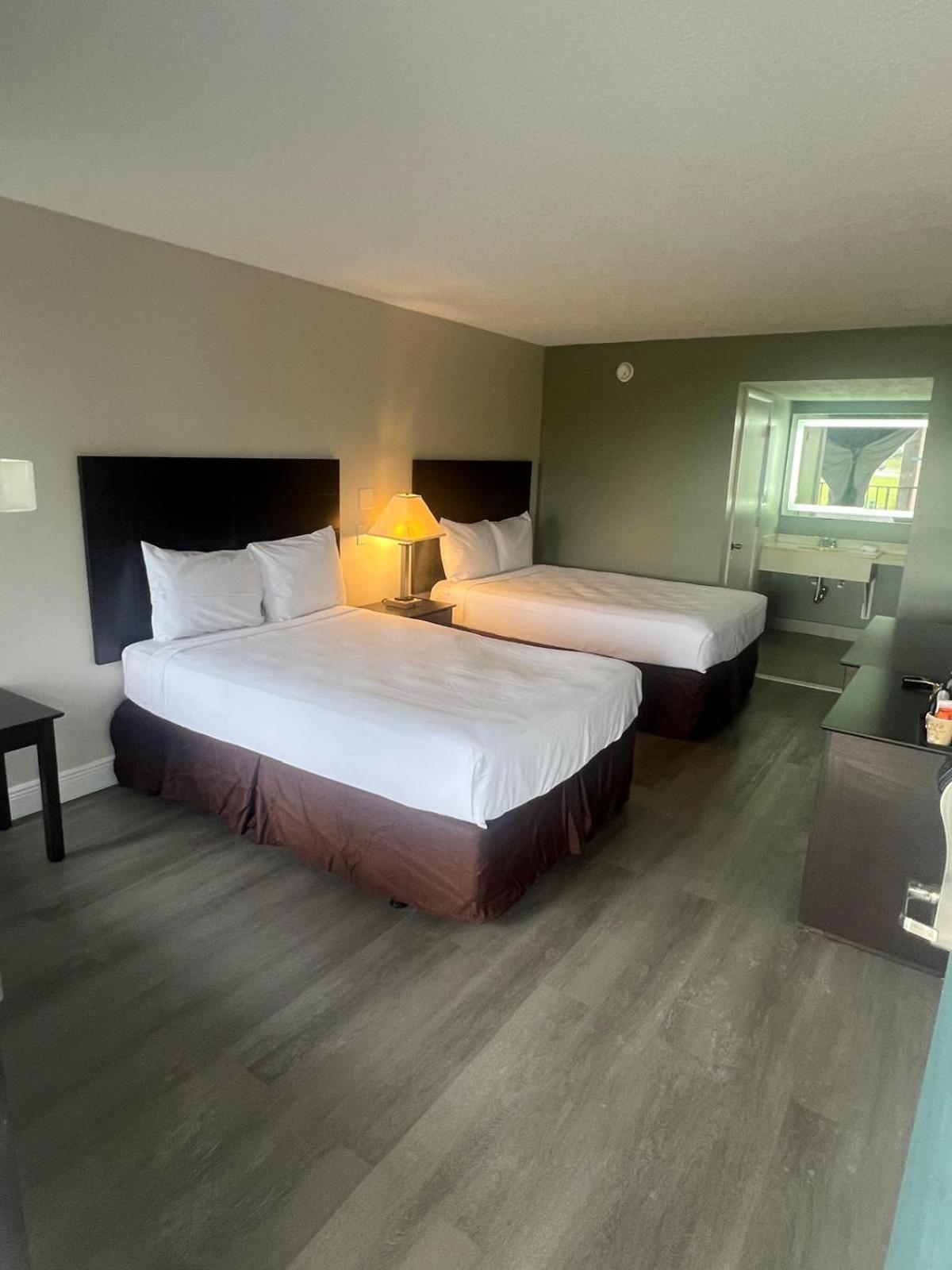 Queen Suite with Two Queen Beds and Sofa Bed - Non Smoking - Photo 2