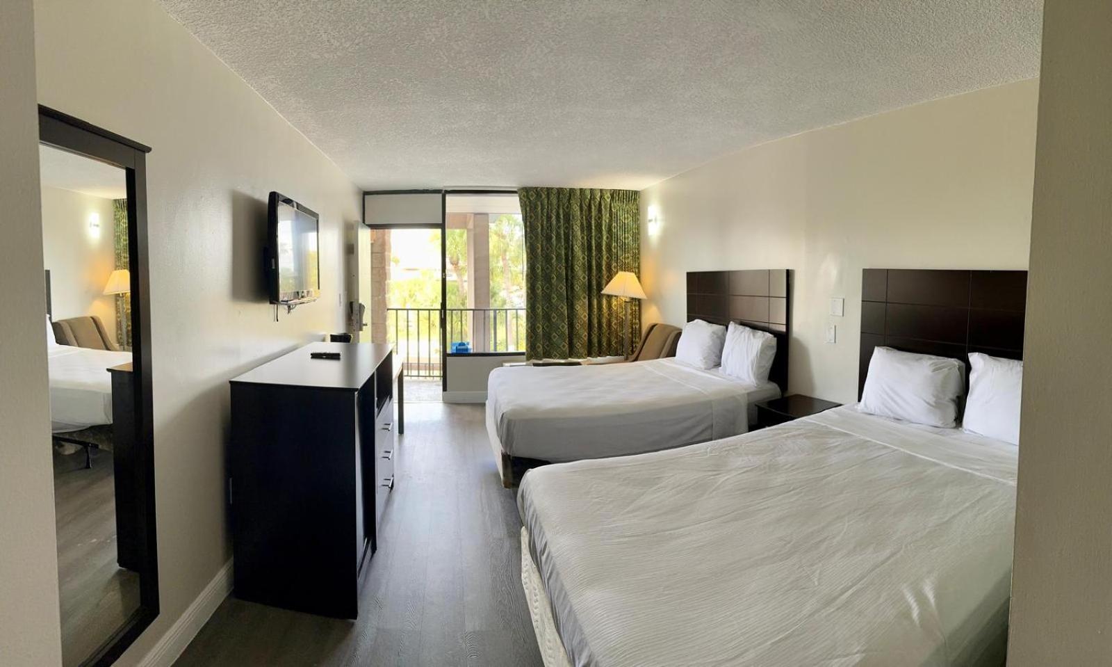 Queen Room with Two Queen Beds - Non-Smoking - Photo 4