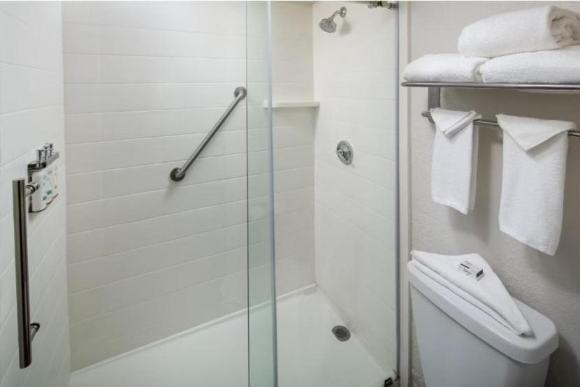 Double Room - Mobility Access with Roll-in Shower - Photo 6