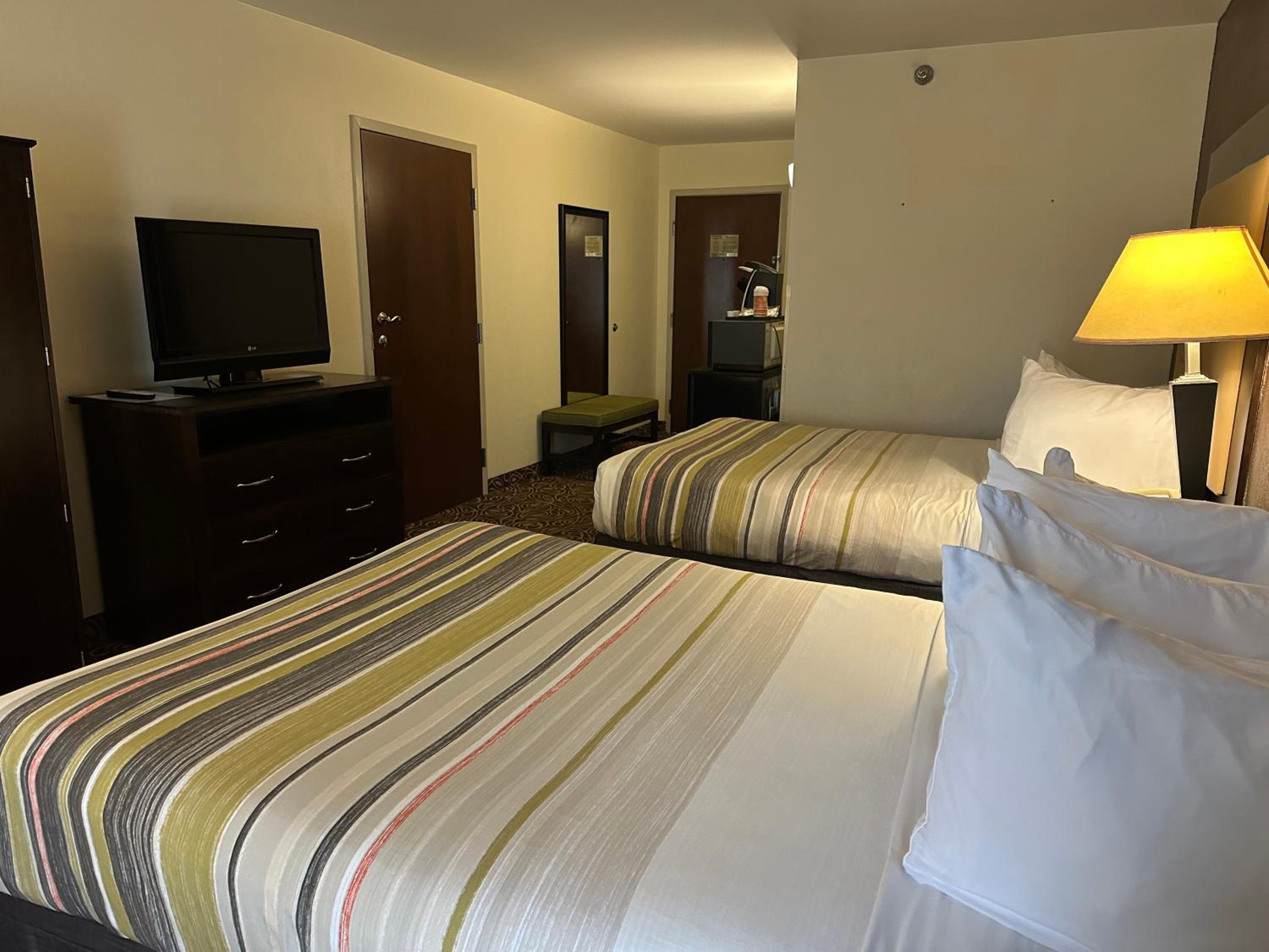 Room with Two Double Beds - Non Smoking - Photo 1