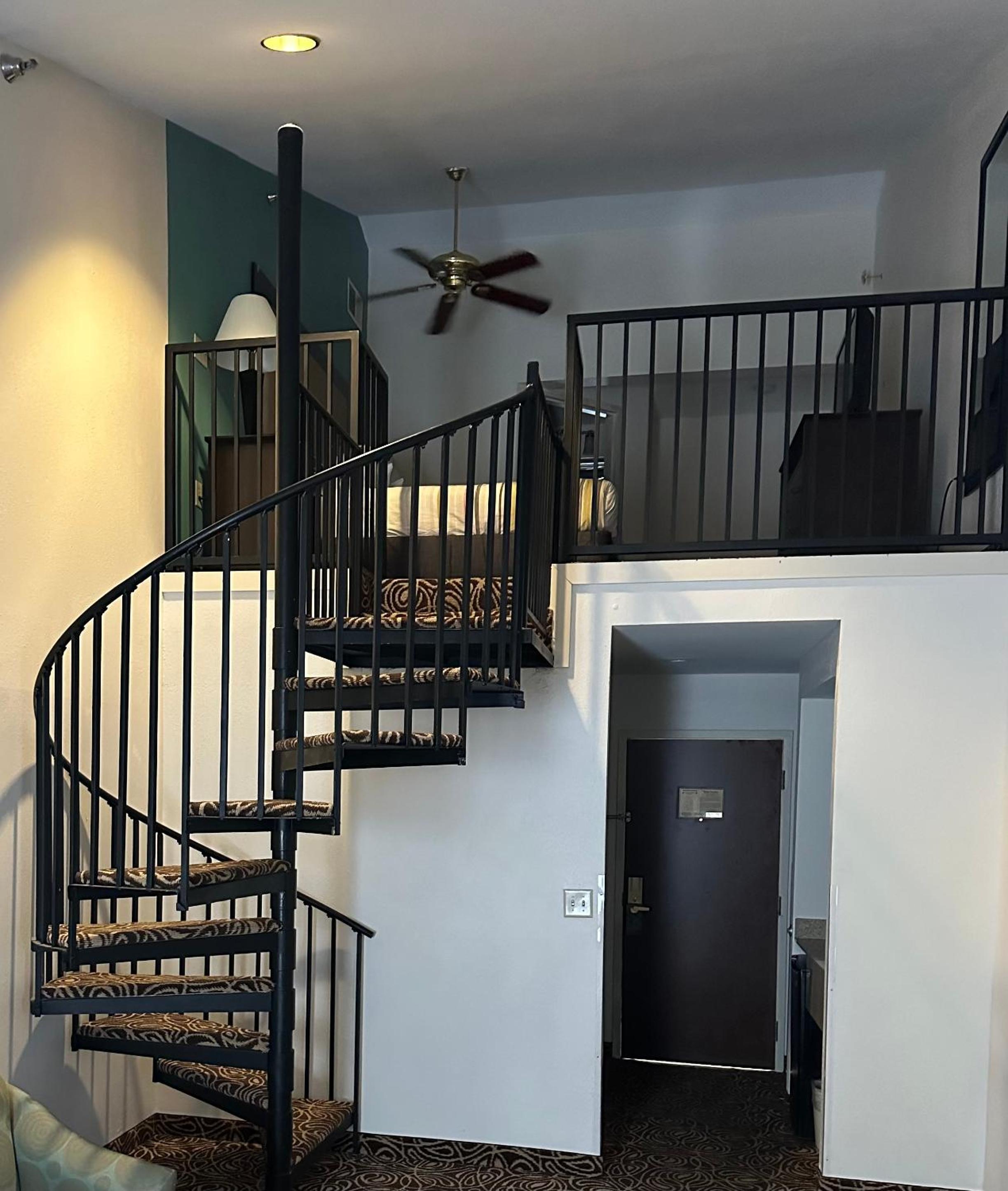One-Bedroom Loft Suite with Sofa - Non-Smoking - Photo 1