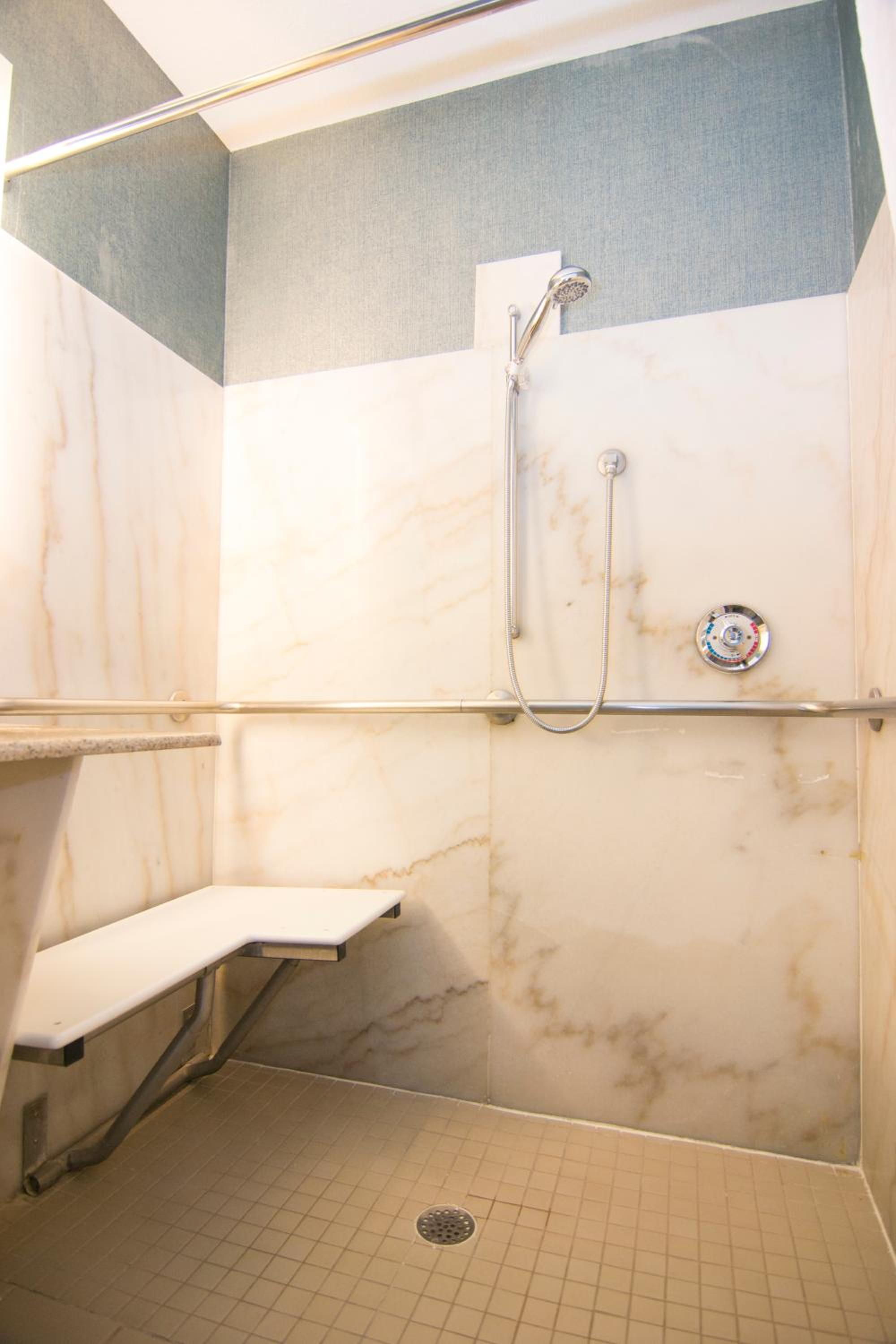 Queen Room with Two Queen Beds and Bath Tub - Mobility/Hearing Access - Non-Smoking