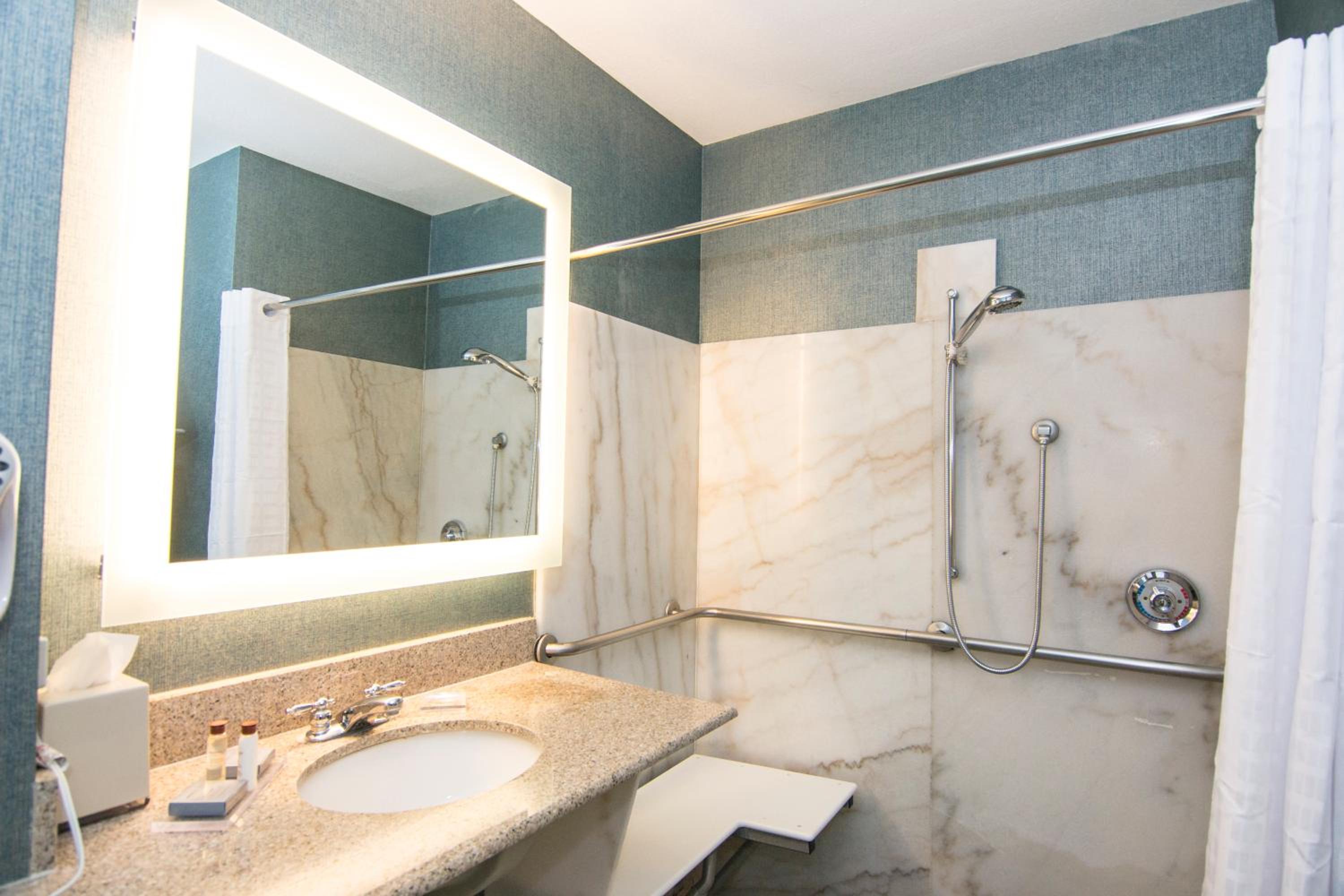 Queen Room with Two Queen Beds and Bath Tub - Mobility/Hearing Access - Non-Smoking thumbnail 5