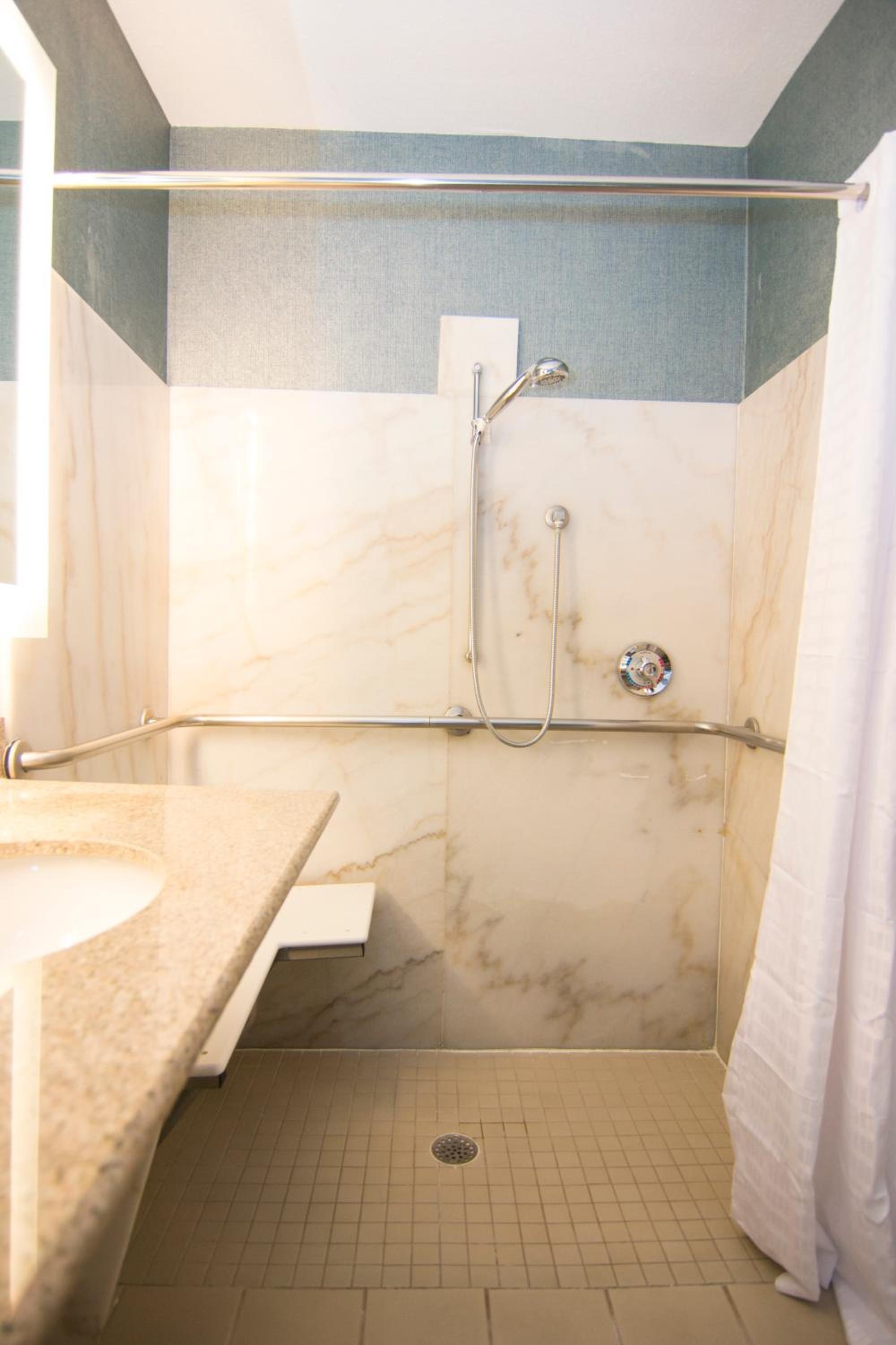 Queen Room with Two Queen Beds and Bath Tub - Mobility/Hearing Access - Non-Smoking thumbnail 6