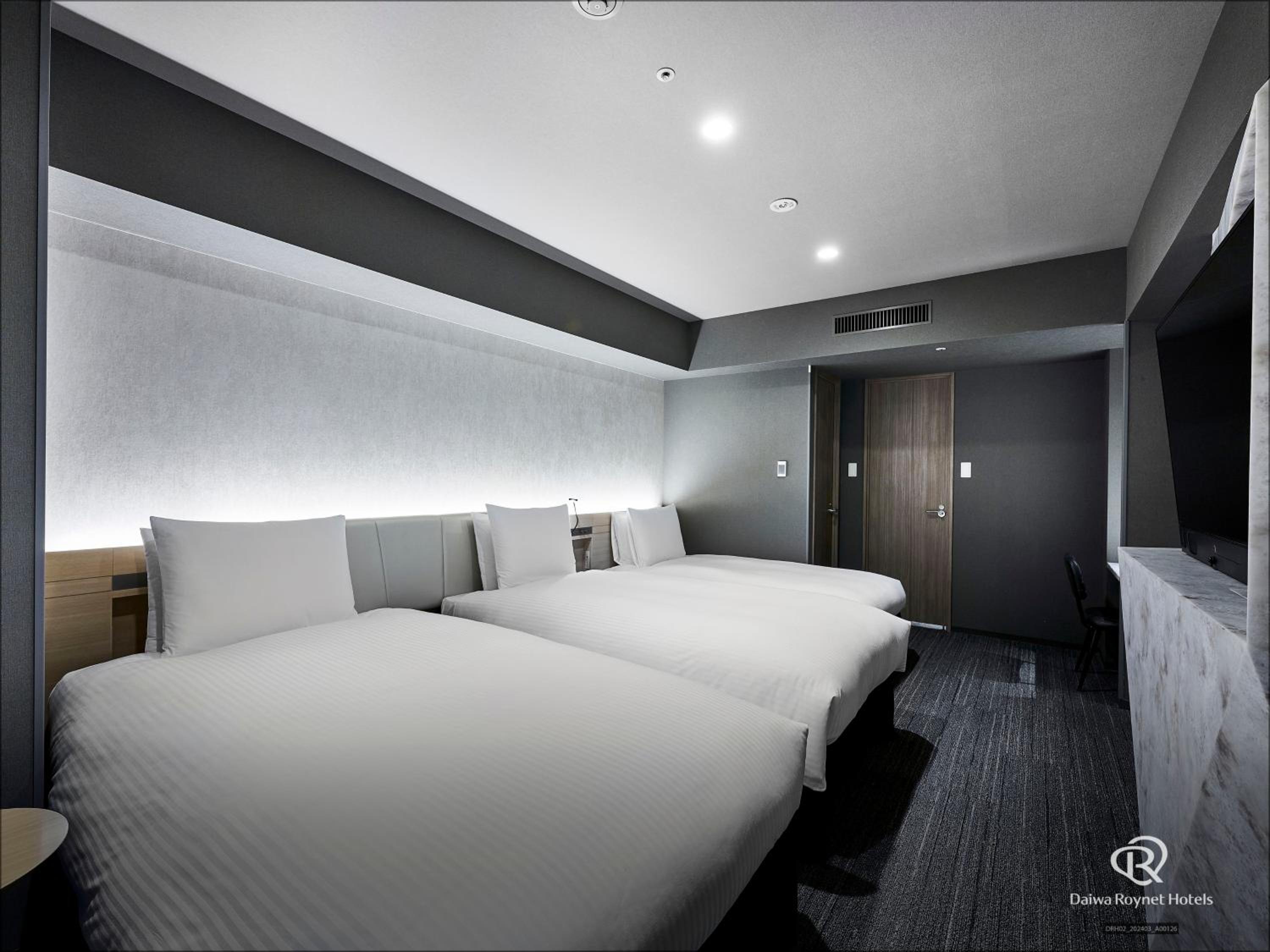 Junior Suite - Non-Smoking (Simmons Bed) thumbnail 6