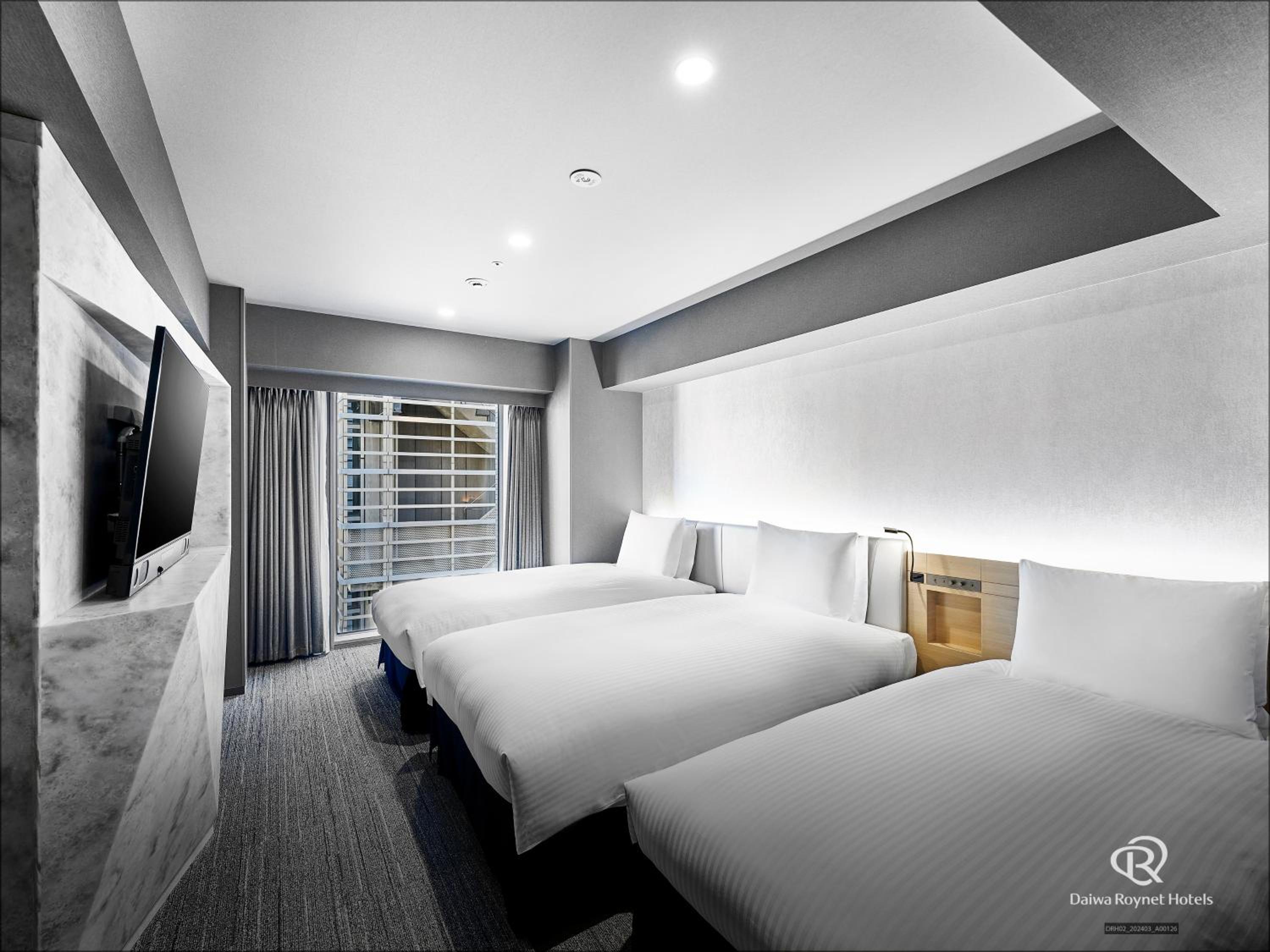 Junior Suite - Non-Smoking (Simmons Bed) thumbnail 5