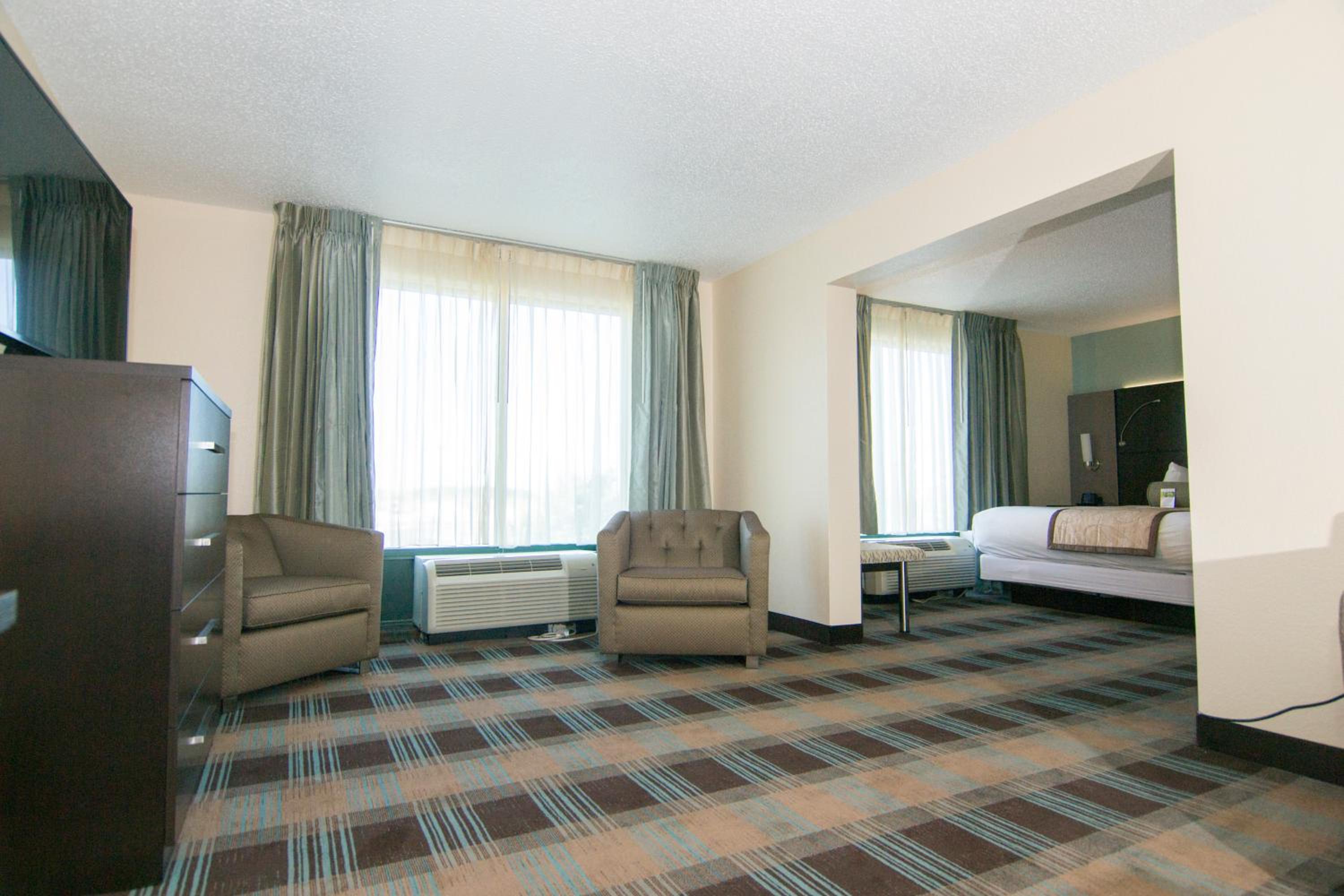 One-Bedroom King Suite - Non-Smoking thumbnail 5