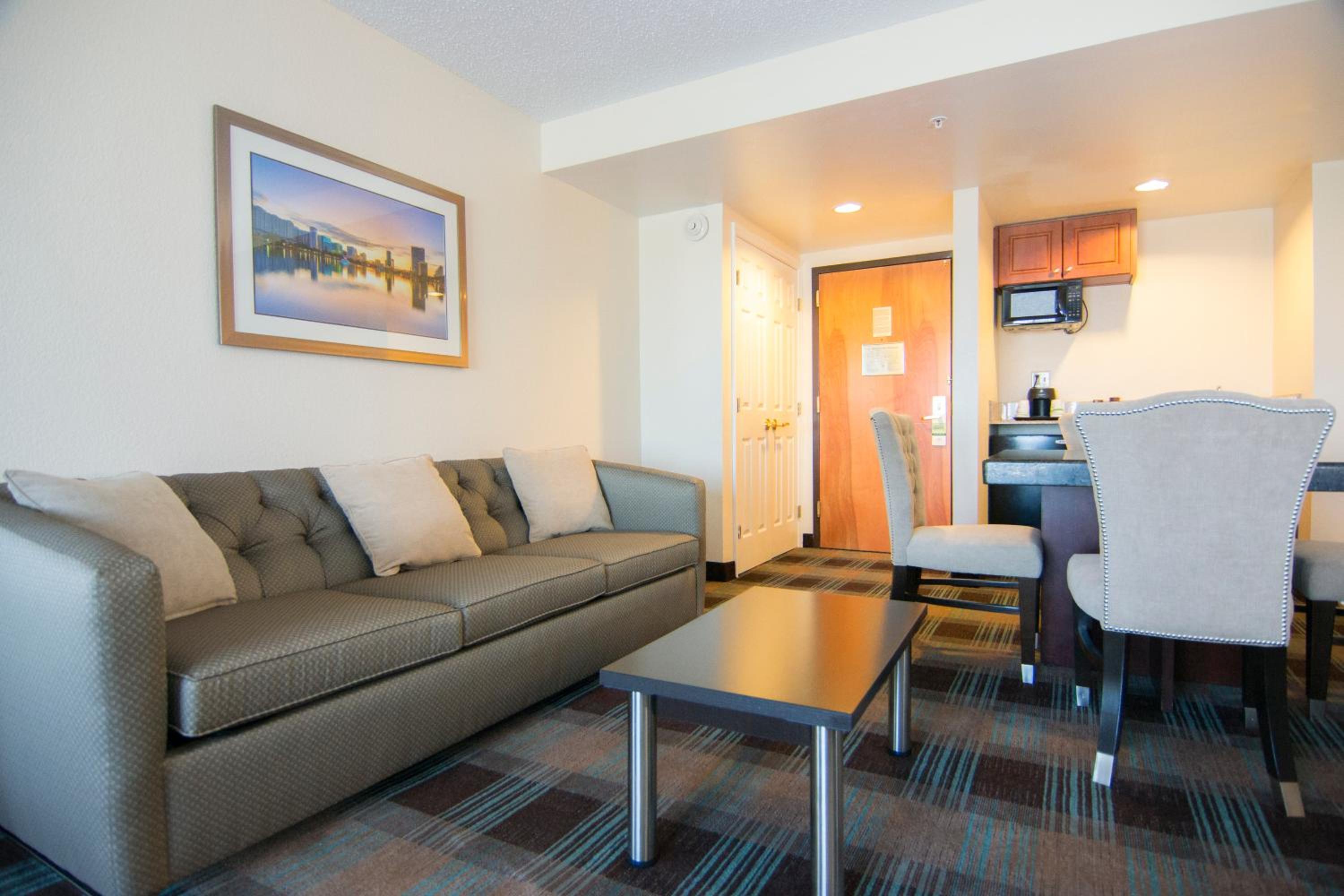 One-Bedroom King Suite - Non-Smoking
